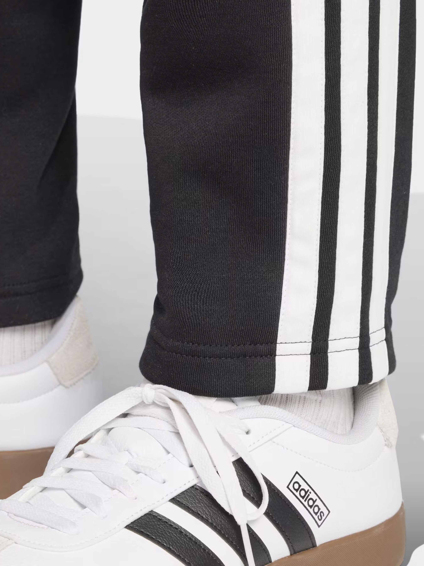 Брюки Adidas ESSENTIALS 3-STRIPES модель JD1854 Фото
