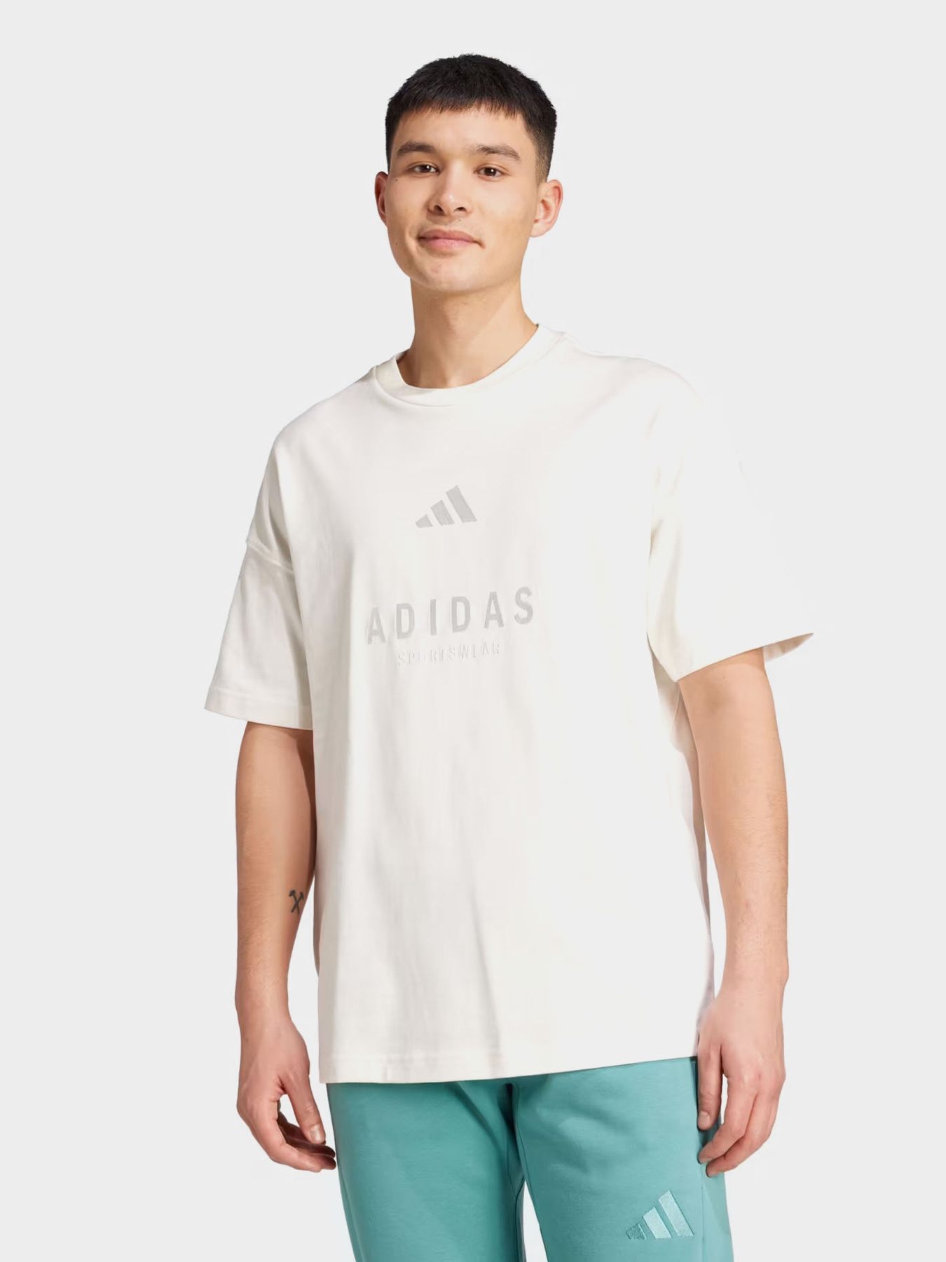 Футболки и поло Adidas ALL SZN EMBROIDERED GRAPHICS модель JL6552 Футболки и поло Adidas ALL SZN EMBROIDERED GRAPHICS модель JL6552 Фото