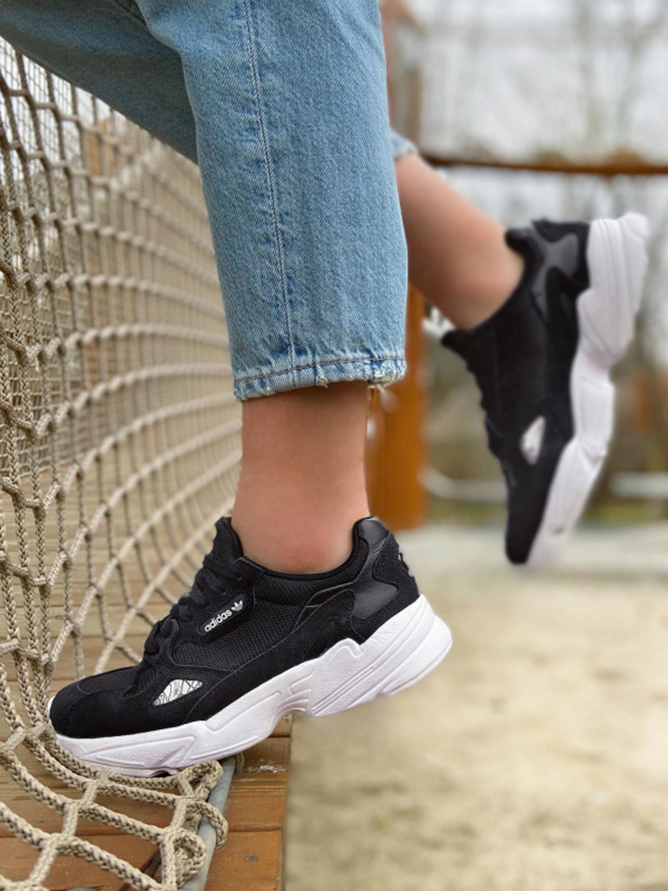 Кроссовки Adidas Falcon Originals модель B28129 Фото
