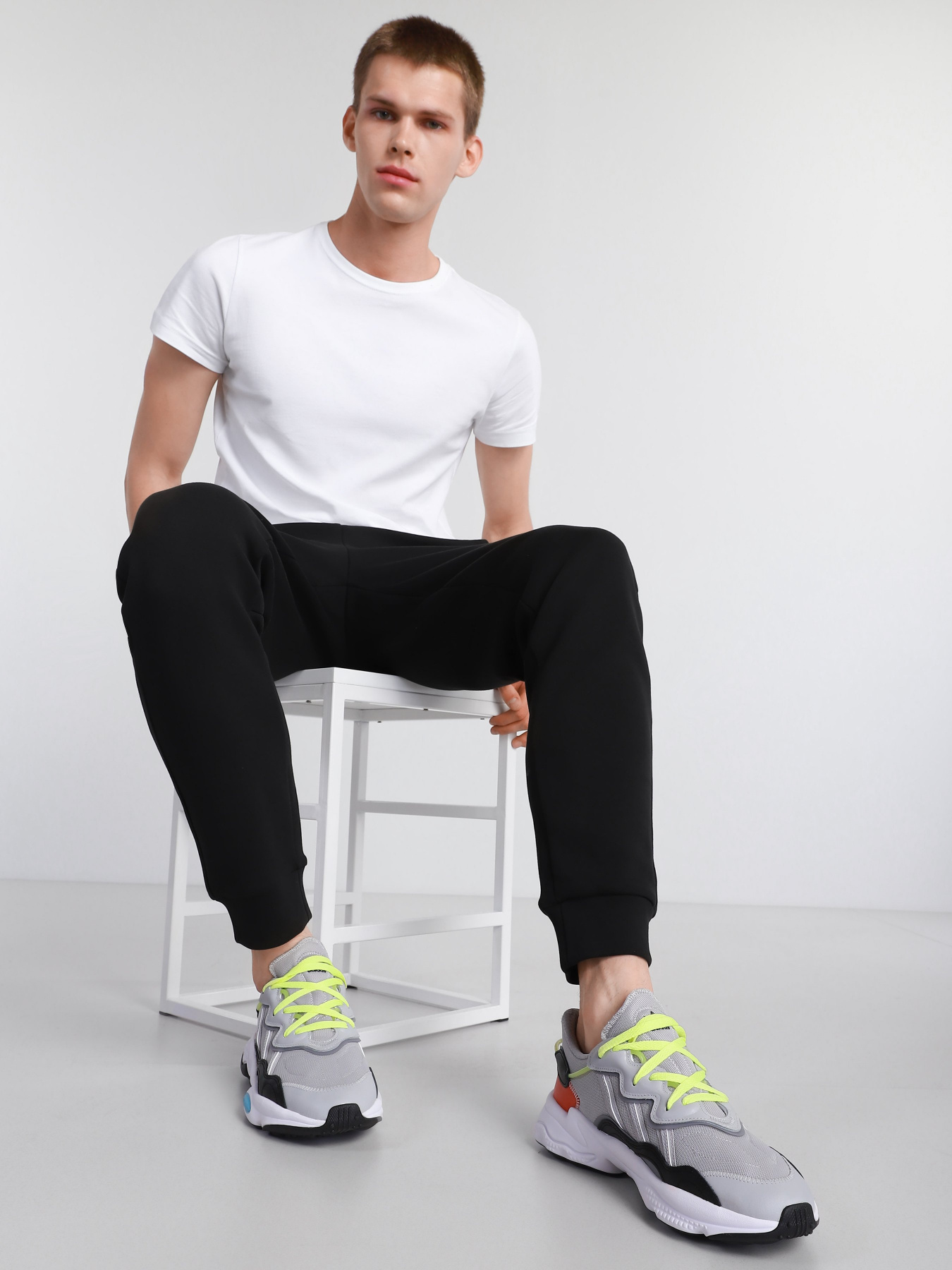 Кросівки Adidas OZWEEGO модель FX6058 Фото