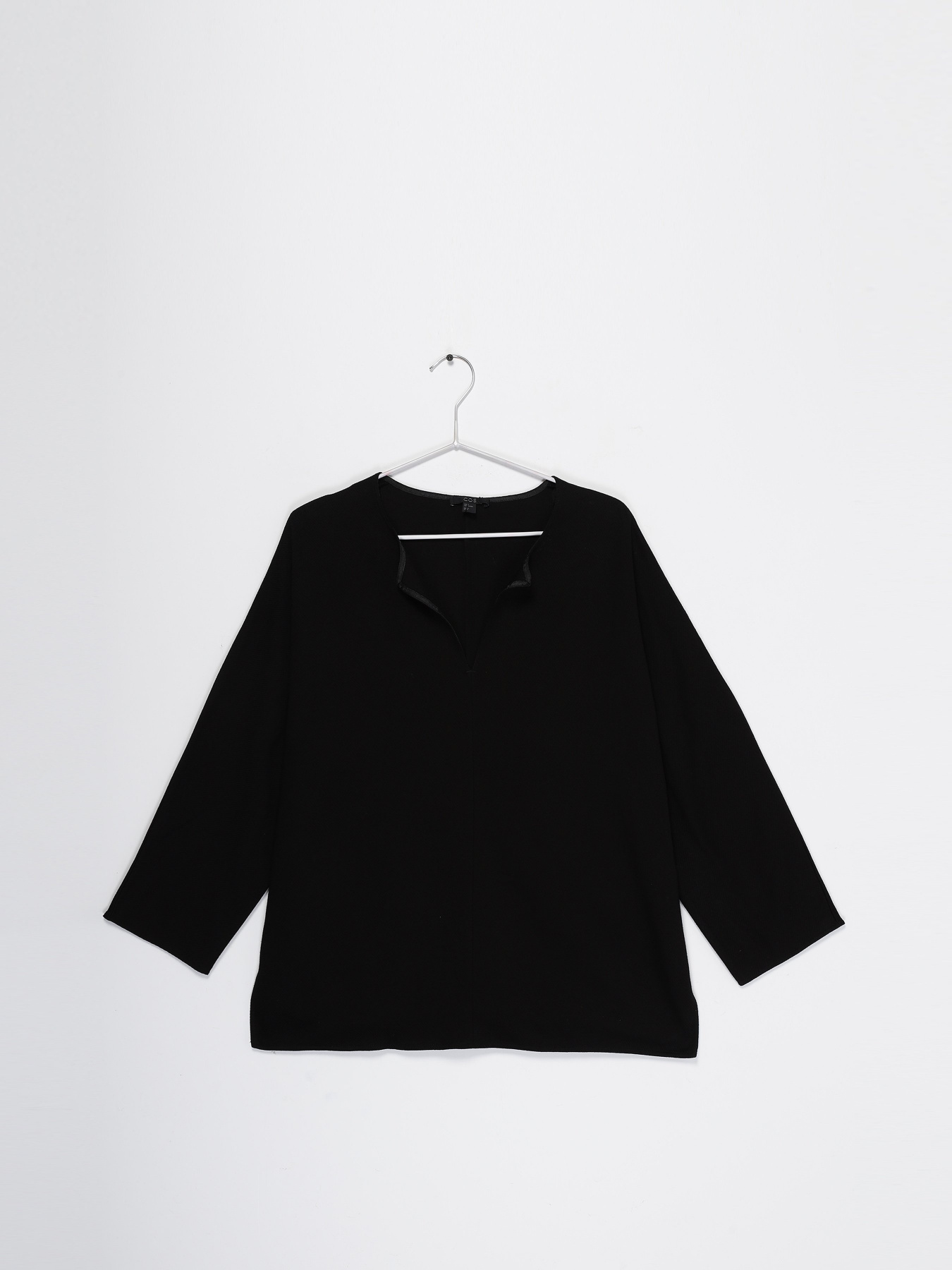 Светри та кардигани COS модель 0590255_чорний Фото