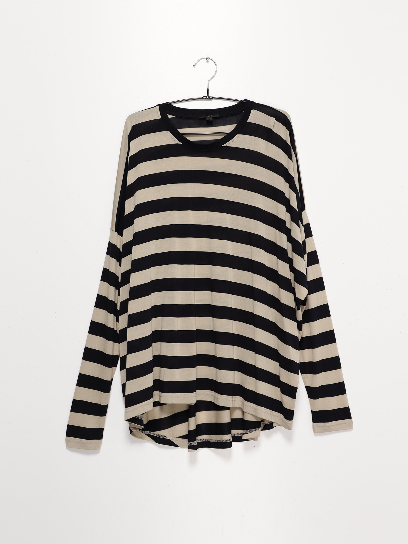 Свитры и кардиганы COS модель 0753459_бежевий з чорним Фото