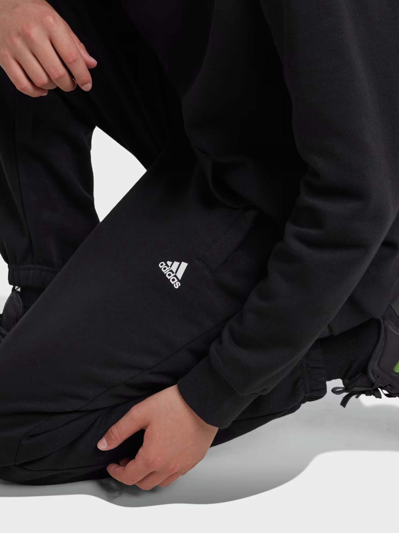 Брюки Adidas ESSENTIALS SMALL LOGO FEEL COZ модель IV7311 Фото