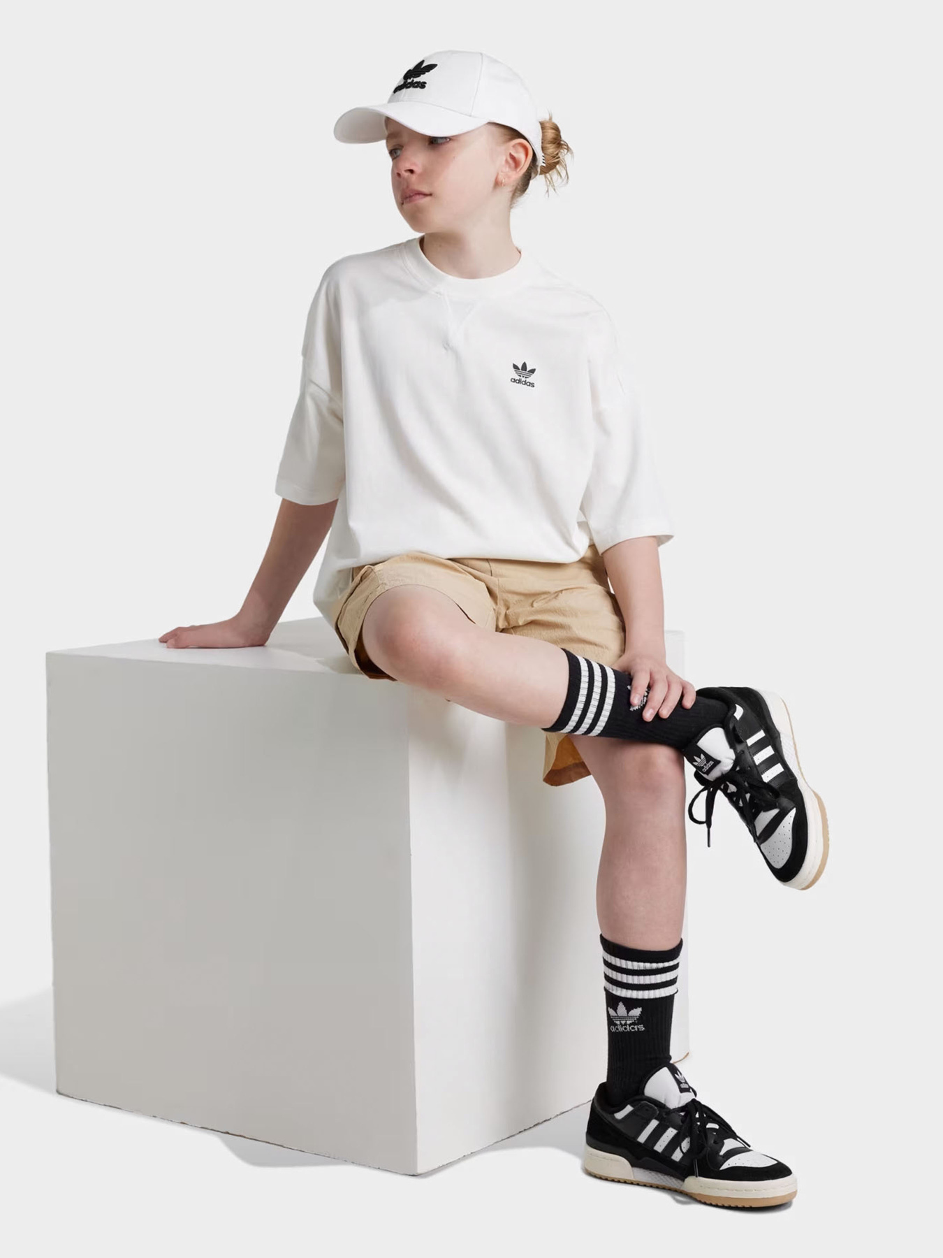 Футболки і поло Adidas TEE модель IX7599 Футболки і поло Adidas TEE модель IX7599 Фото