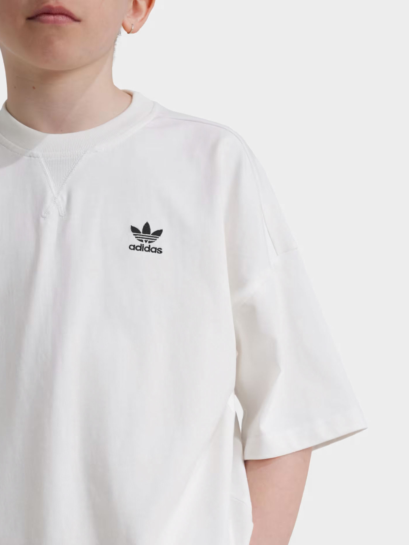 Футболки і поло Adidas TEE модель IX7599 Футболки і поло Adidas TEE модель IX7599 Фото