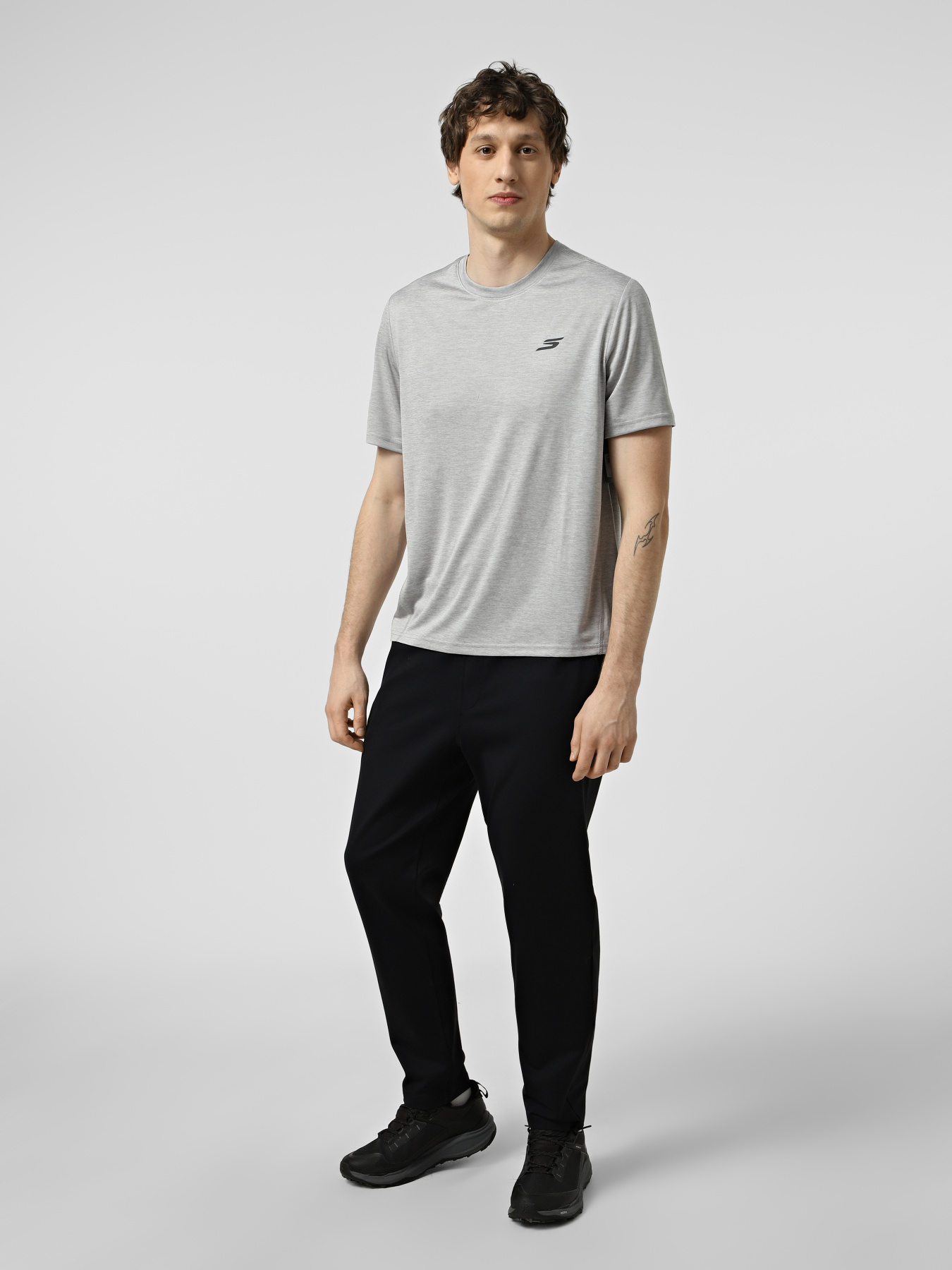Футболки и поло Skechers GODRI CHARGE TEE модель TS233 LGY Футболки и поло Skechers GODRI CHARGE TEE модель TS233 LGY Фото