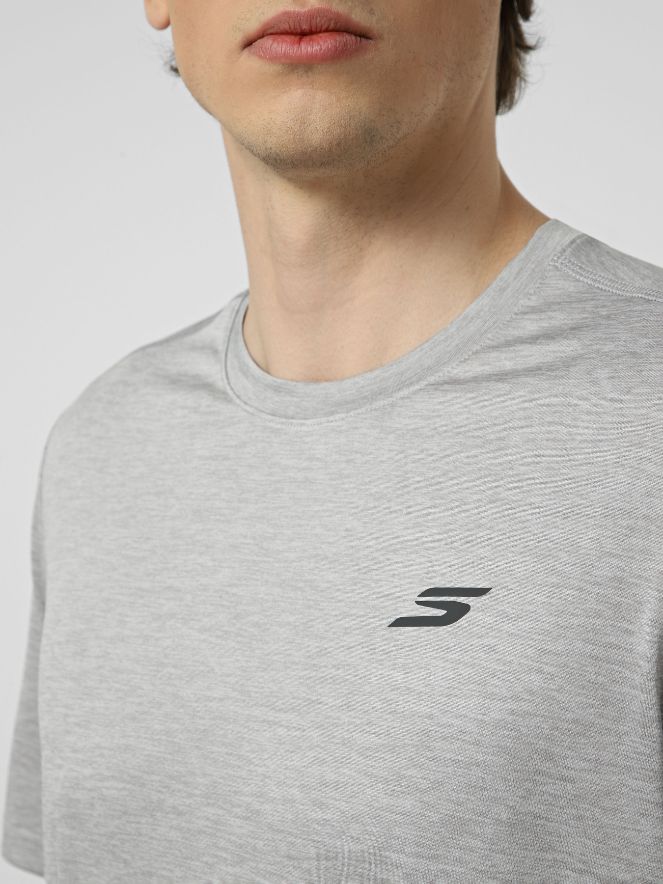 Футболки и поло Skechers GODRI CHARGE TEE модель TS233 LGY Футболки и поло Skechers GODRI CHARGE TEE модель TS233 LGY Фото
