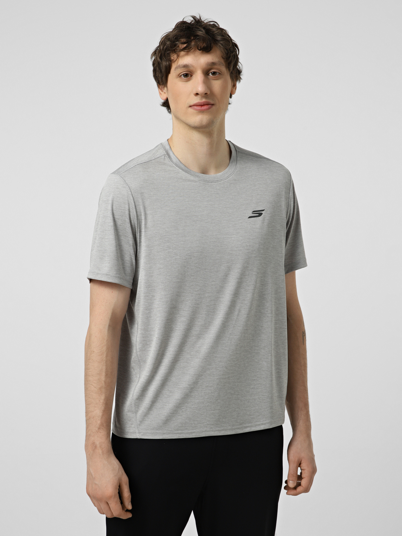 Футболки и поло Skechers GODRI CHARGE TEE модель TS233 LGY Футболки и поло Skechers GODRI CHARGE TEE модель TS233 LGY Фото
