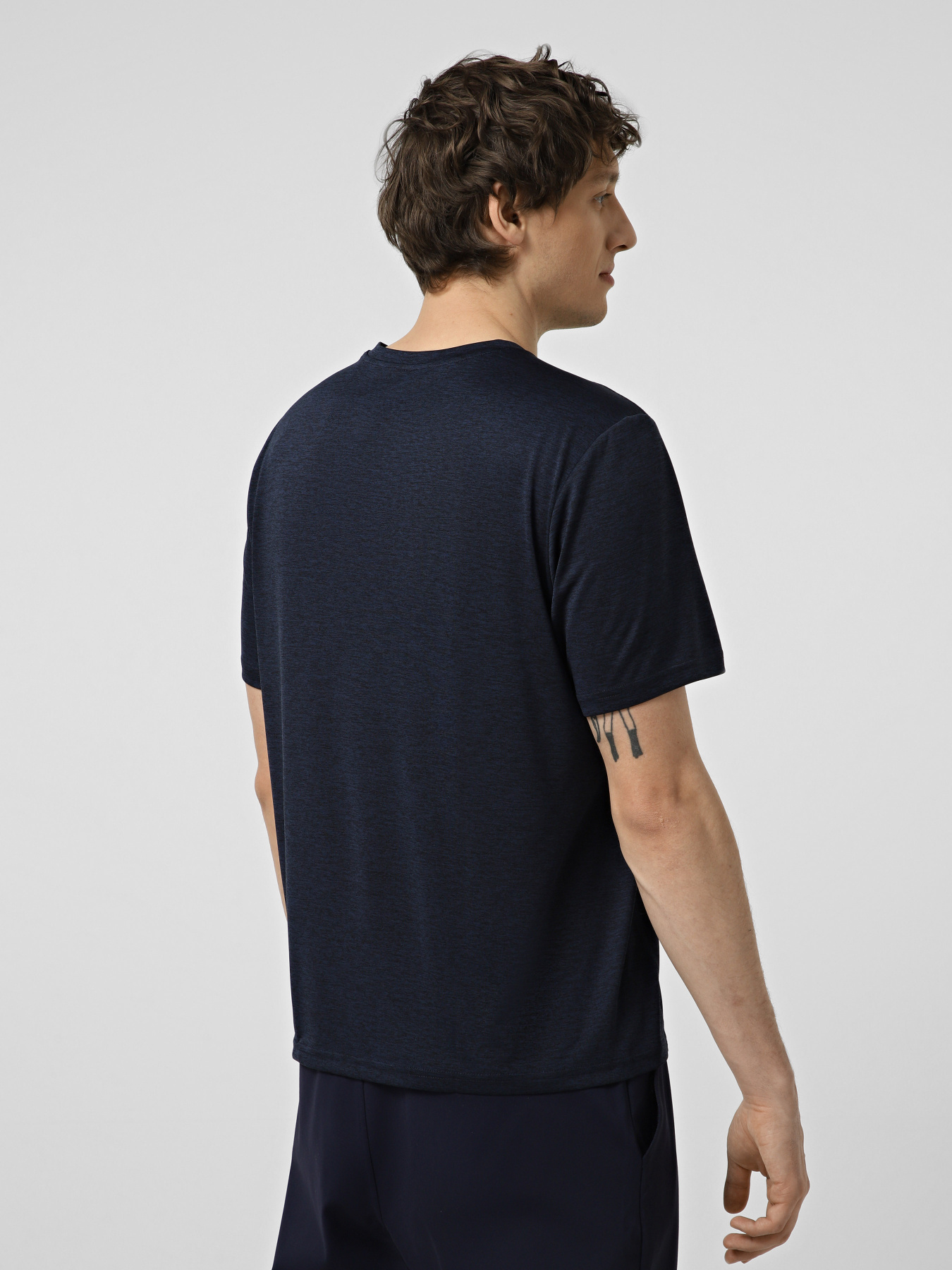 Футболки и поло Skechers GODRI CHARGE TEE модель TS233 NVY Футболки и поло Skechers GODRI CHARGE TEE модель TS233 NVY Фото