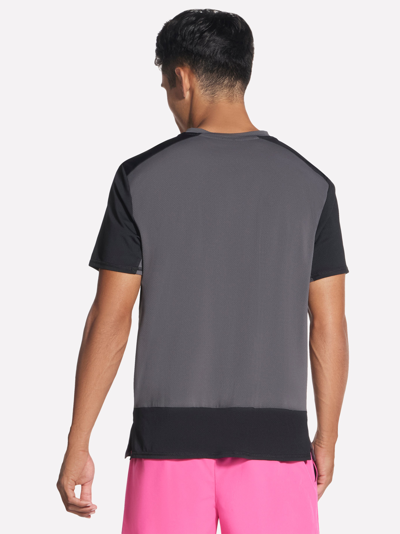 Футболки и поло Skechers SKECHERS PACE TEE модель TS313 BKCC Футболки и поло Skechers SKECHERS PACE TEE модель TS313 BKCC Фото