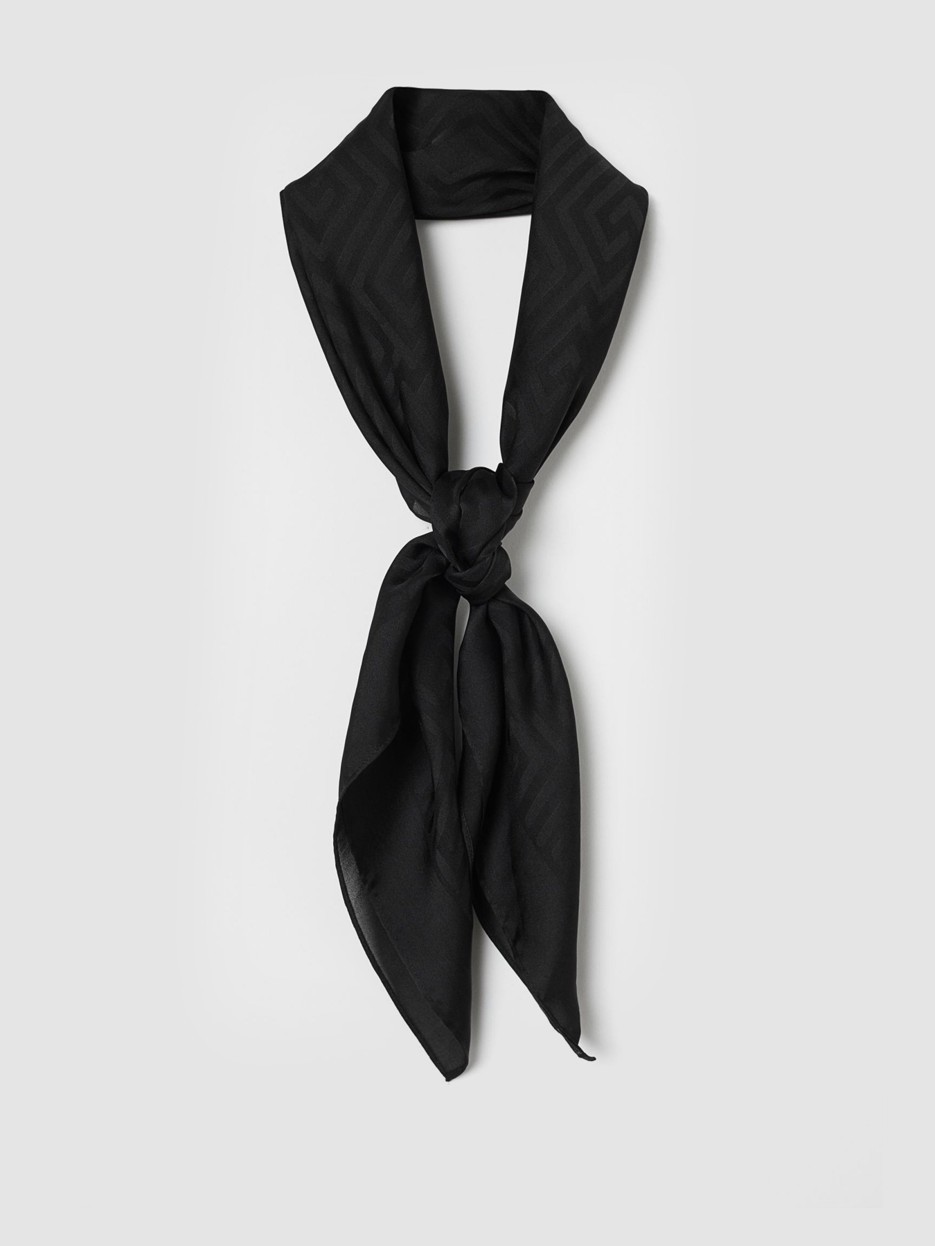 Шарфи та хустки H&M модель 0957443_чорний Шарфи та хустки H&M модель 0957443_чорний Фото