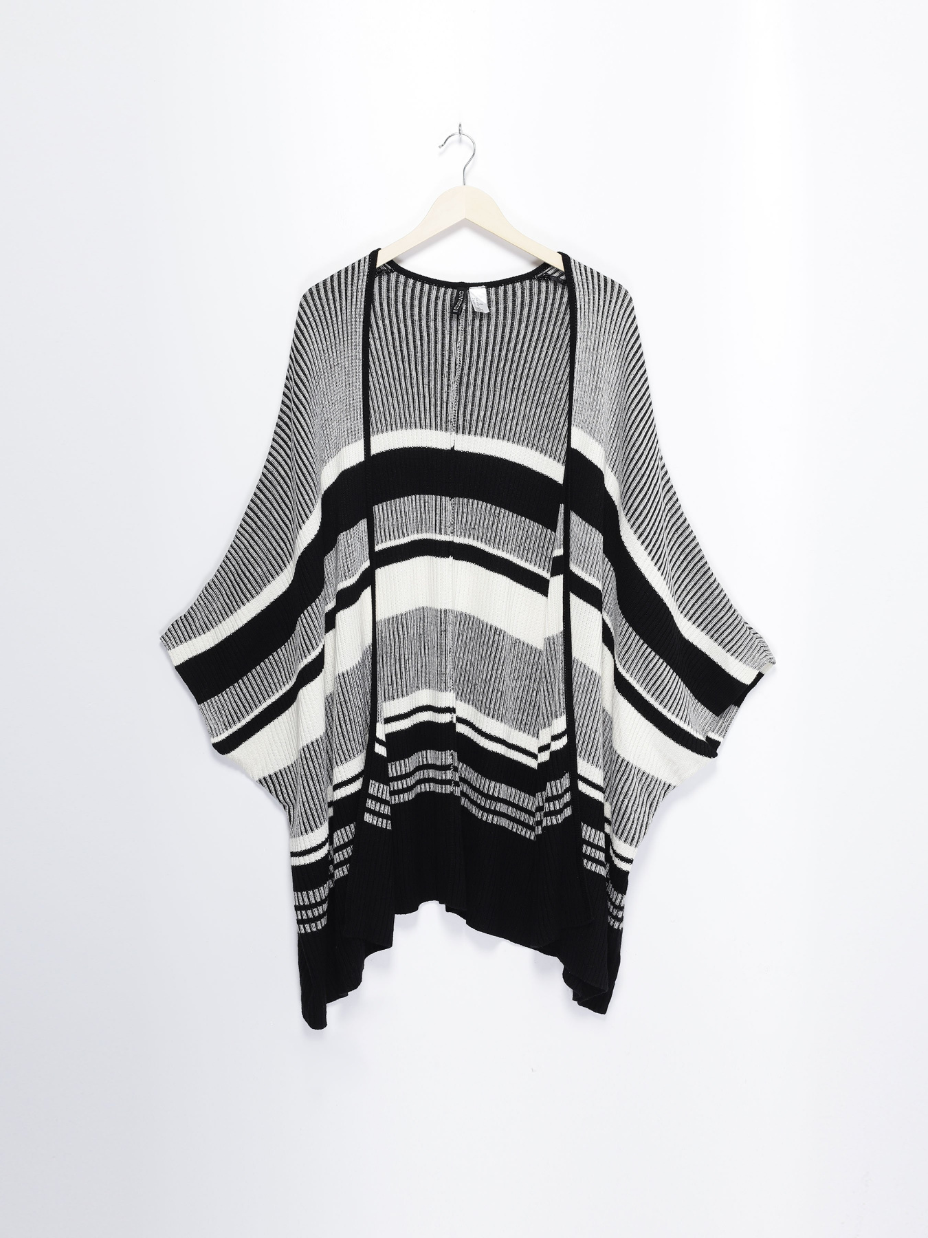 Светри та кардигани H&M модель 0409933_чорний з білим Фото