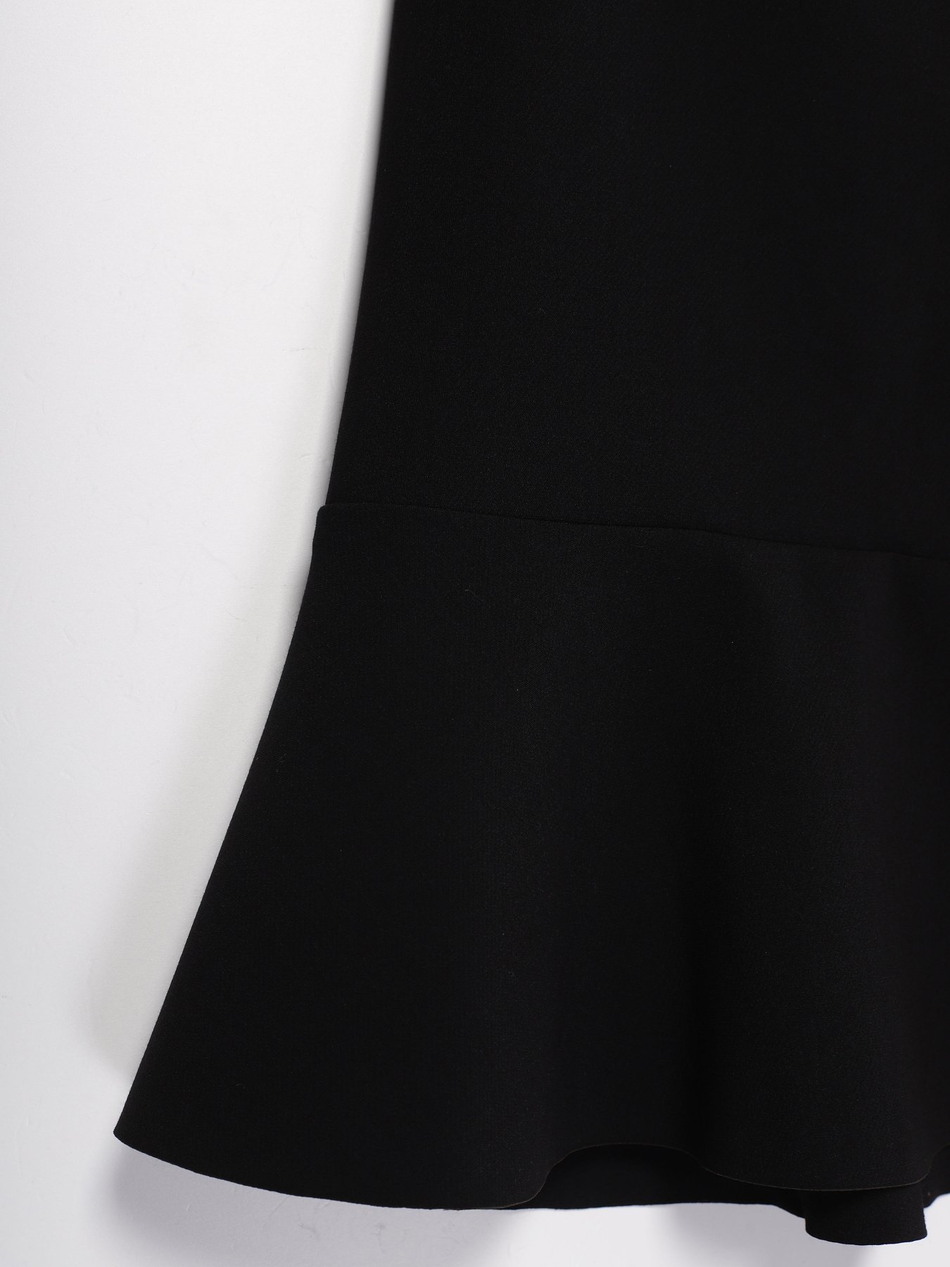 Юбки H&M модель 0677351_чорний Фото