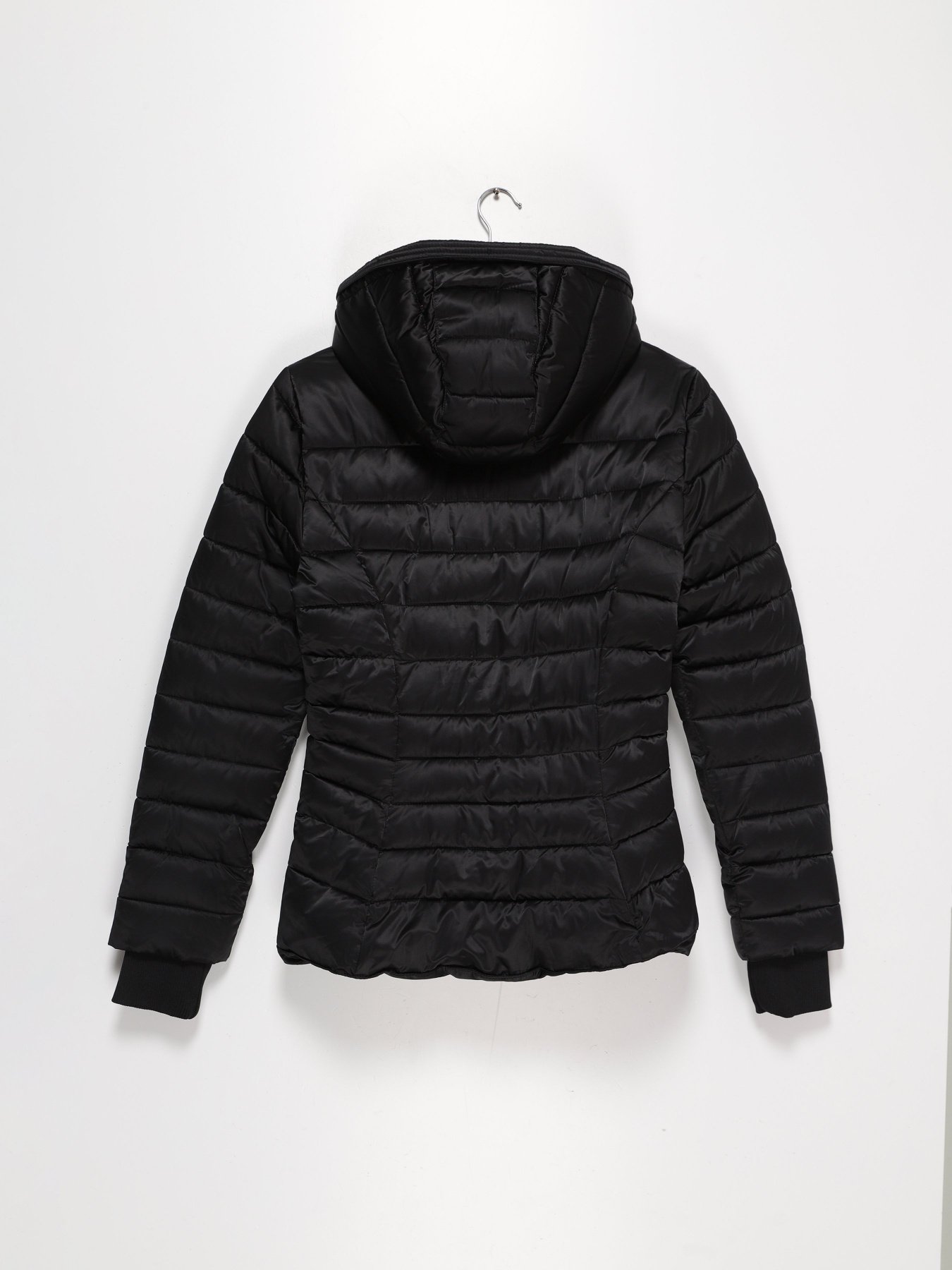 Куртки та дублянки H&M модель 0527172_чорний Фото