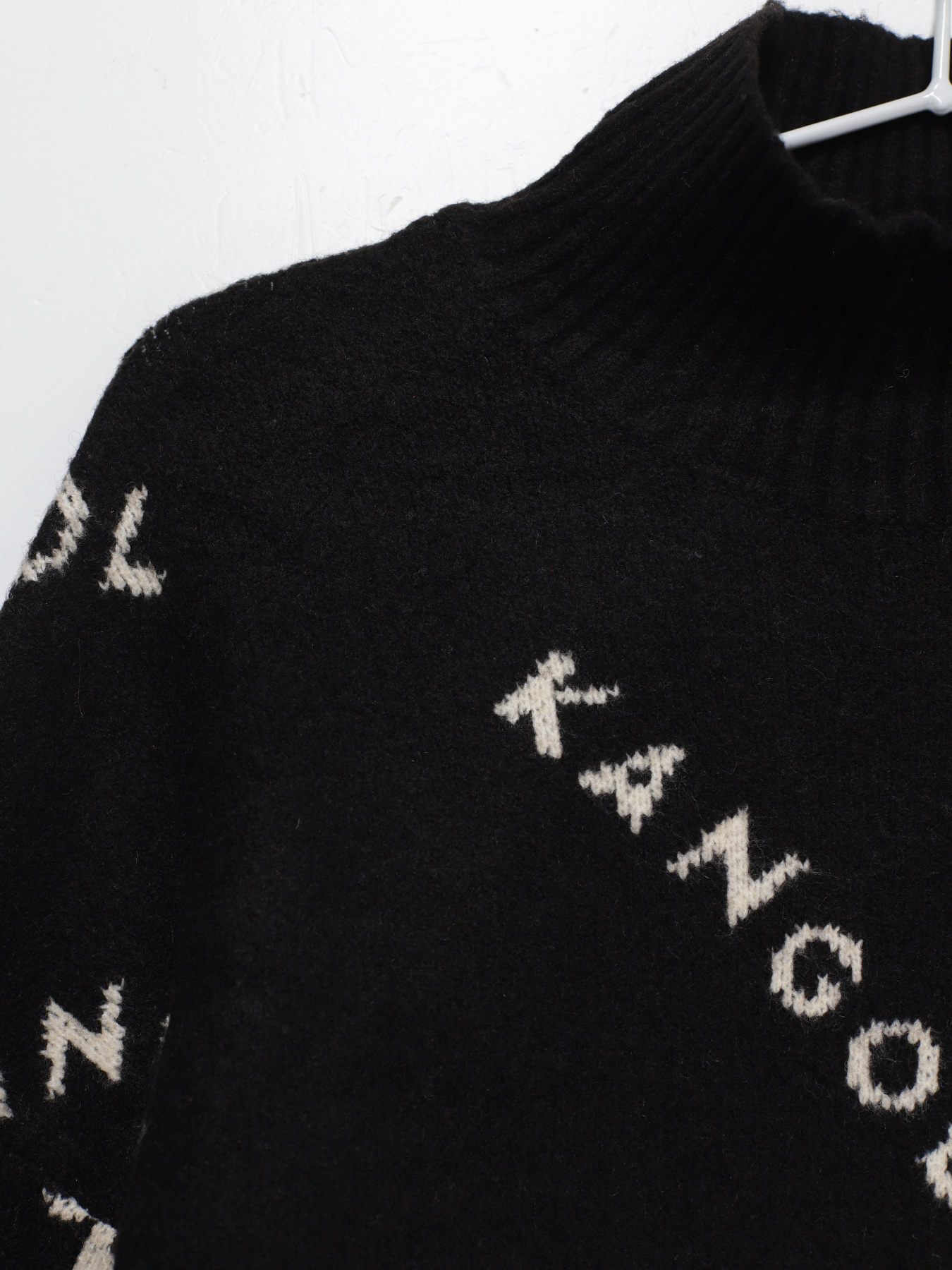 Светри та кардигани H&M модель 0934793_чорний з білим Фото