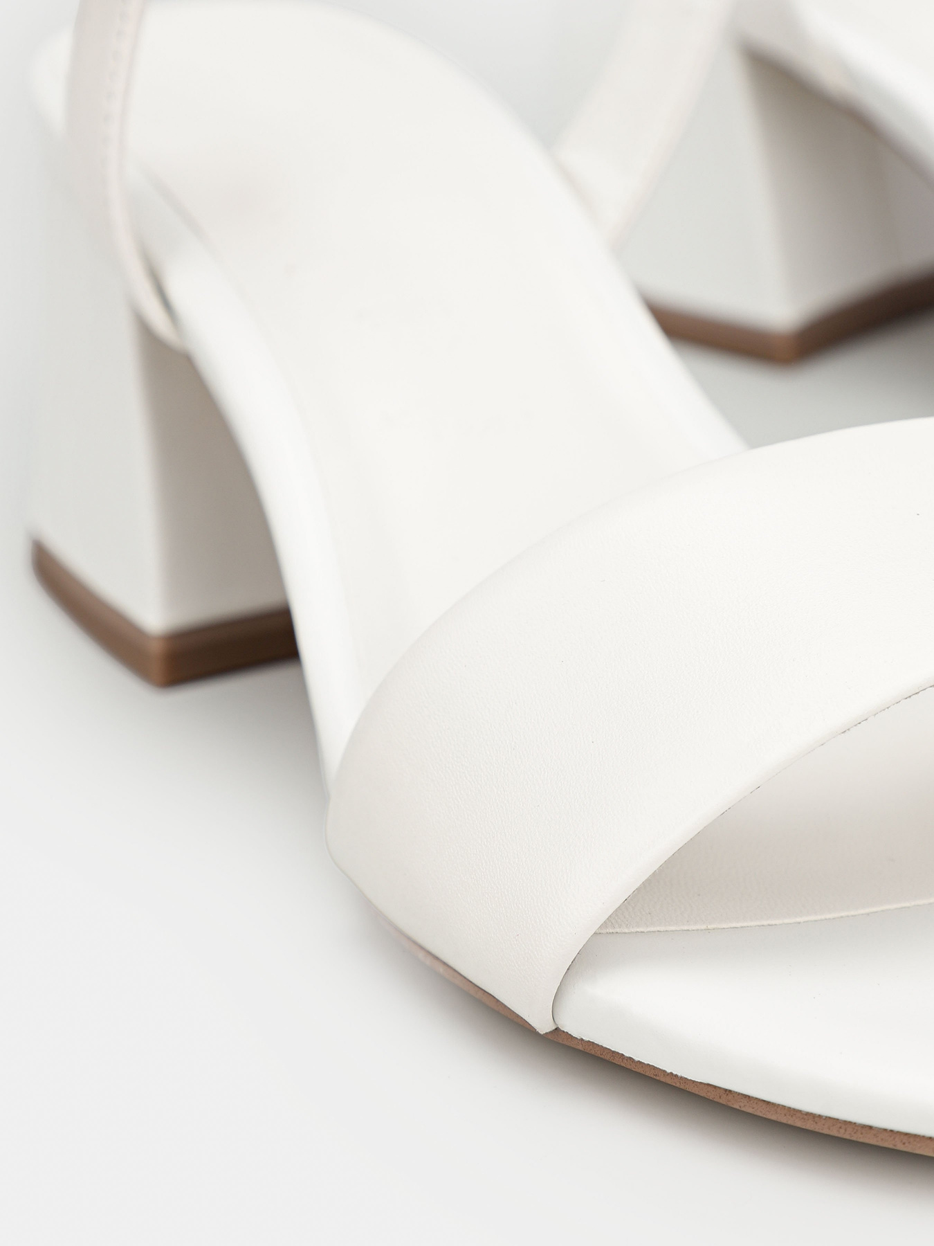 Босоніжки Tamaris модель 1-1-28398-20 117 WHITE LEATHER Босоніжки Tamaris модель 1-1-28398-20 117 WHITE LEATHER Фото