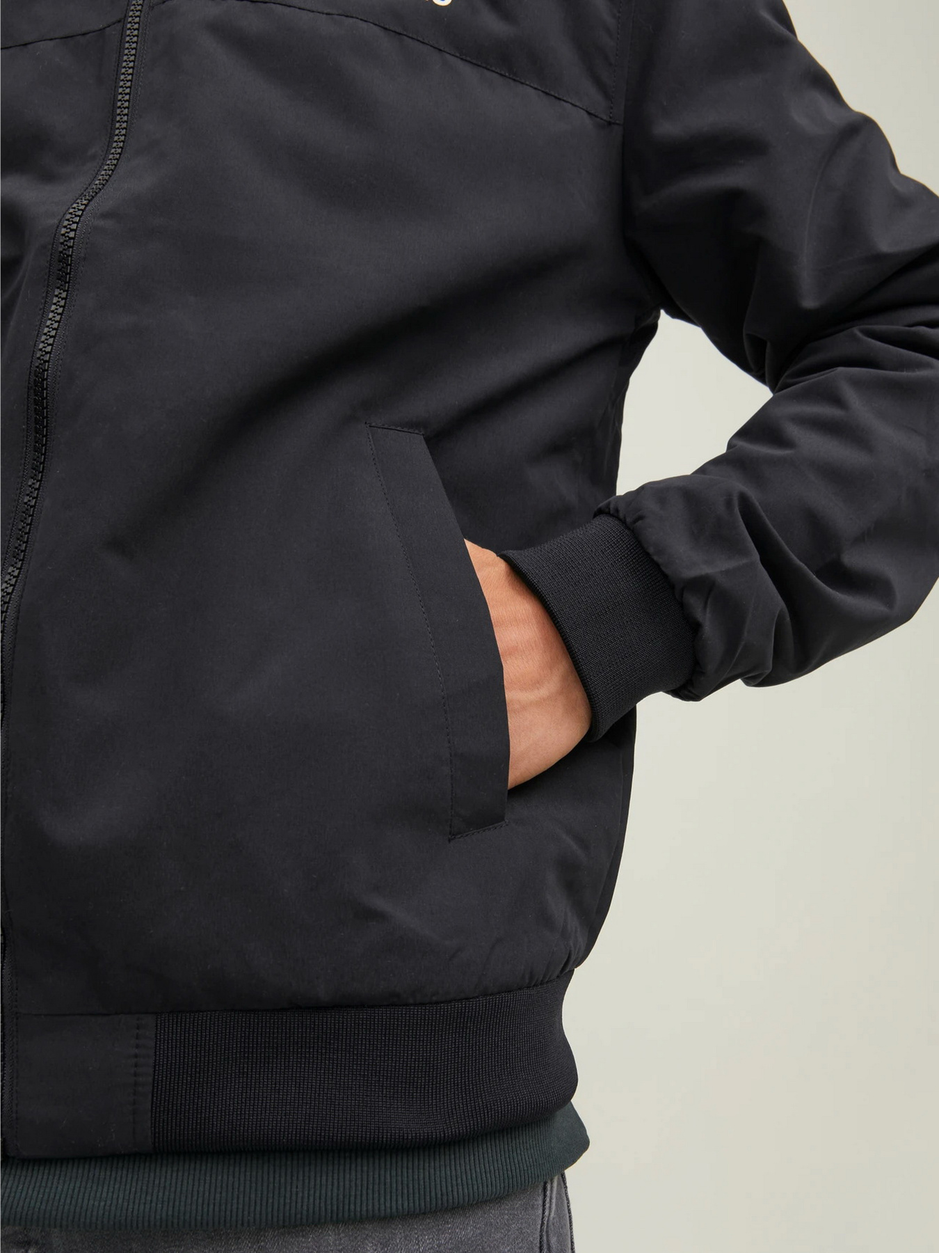 Куртки и дубленки JACK & JONES RUSH HOOD BOMBER NOOS модель 12200208_Black SOLID Фото