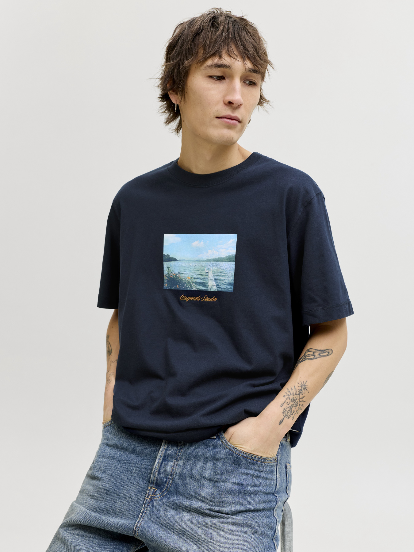 Футболки и поло JACK & JONES NORREBRO PHOTO TEE модель 12291022_Sky Captain Футболки и поло JACK & JONES NORREBRO PHOTO TEE модель 12291022_Sky Captain Фото