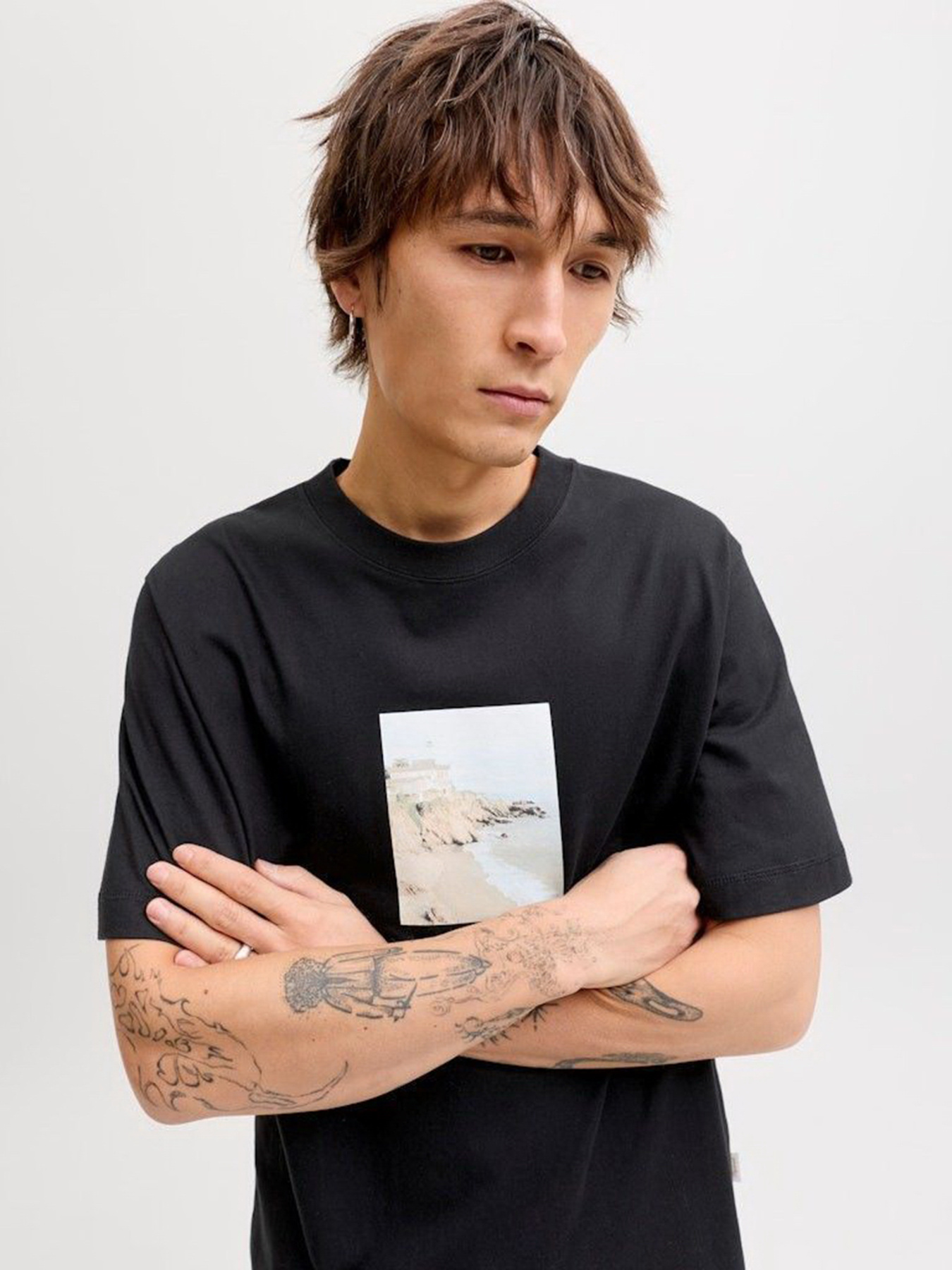Футболки и поло JACK & JONES NORREBRO PHOTO TEE модель 12291022_Black Main2 26 Футболки и поло JACK & JONES NORREBRO PHOTO TEE модель 12291022_Black Main2 26 Фото