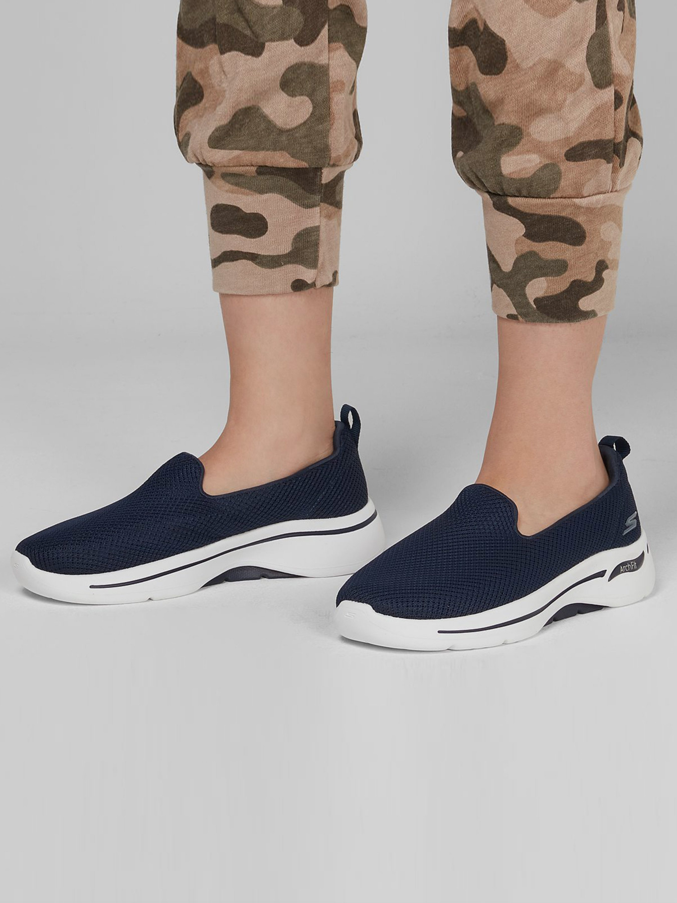 Слипоны и мокасины Skechers GoWalk Arch Fit модель 124401 NVW Фото