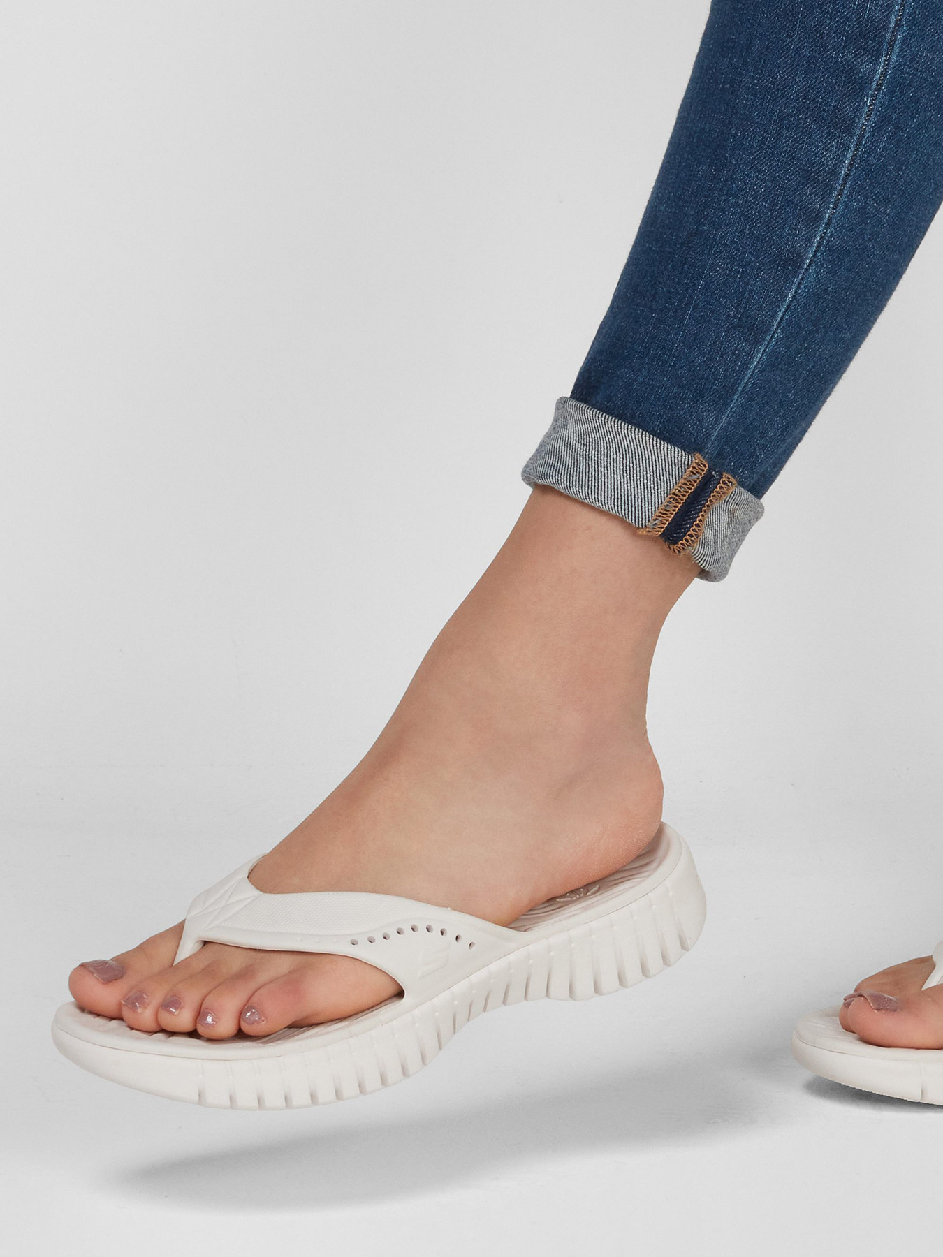 Шлёпанцы Skechers GOwalk Smart™ - Mahalo модель 111115 WHT Шлёпанцы Skechers GOwalk Smart™ - Mahalo модель 111115 WHT Фото