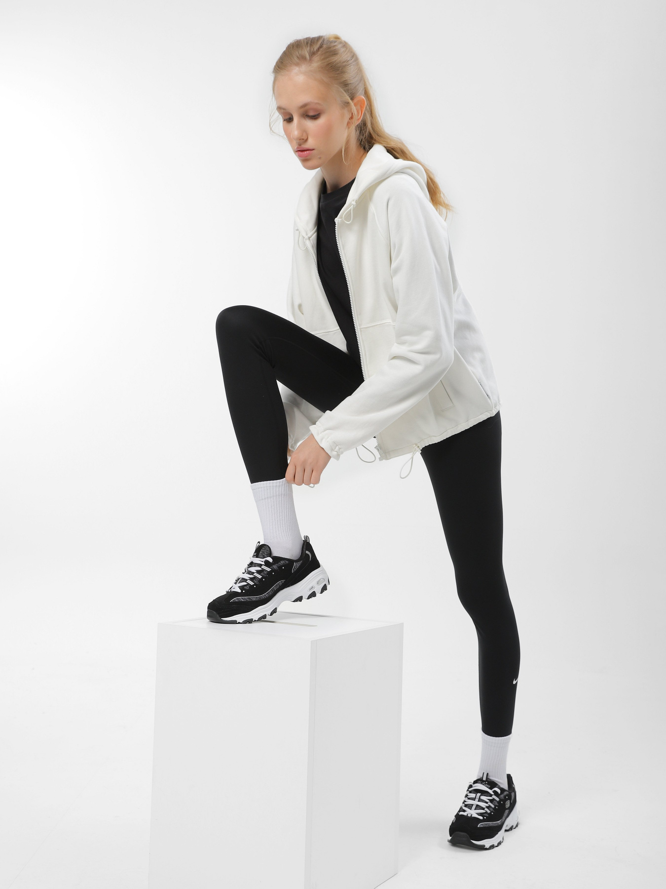 Кросівки Skechers D'Lites - Me Time модель 11936W BKW Кросівки Skechers D'Lites - Me Time модель 11936W BKW Фото
