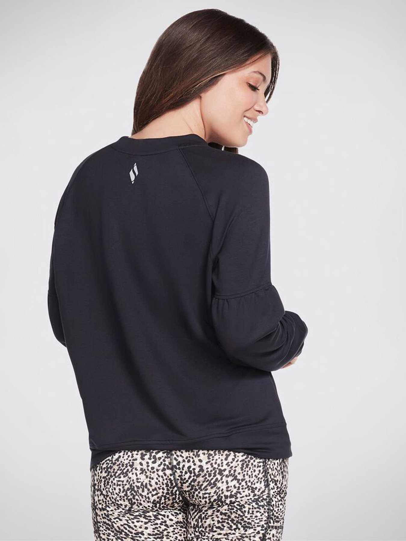 Худи и свитшоты Skechers SKECHLUXE Restful Crew модель WLT181 BLK Худи и свитшоты Skechers SKECHLUXE Restful Crew модель WLT181 BLK Фото