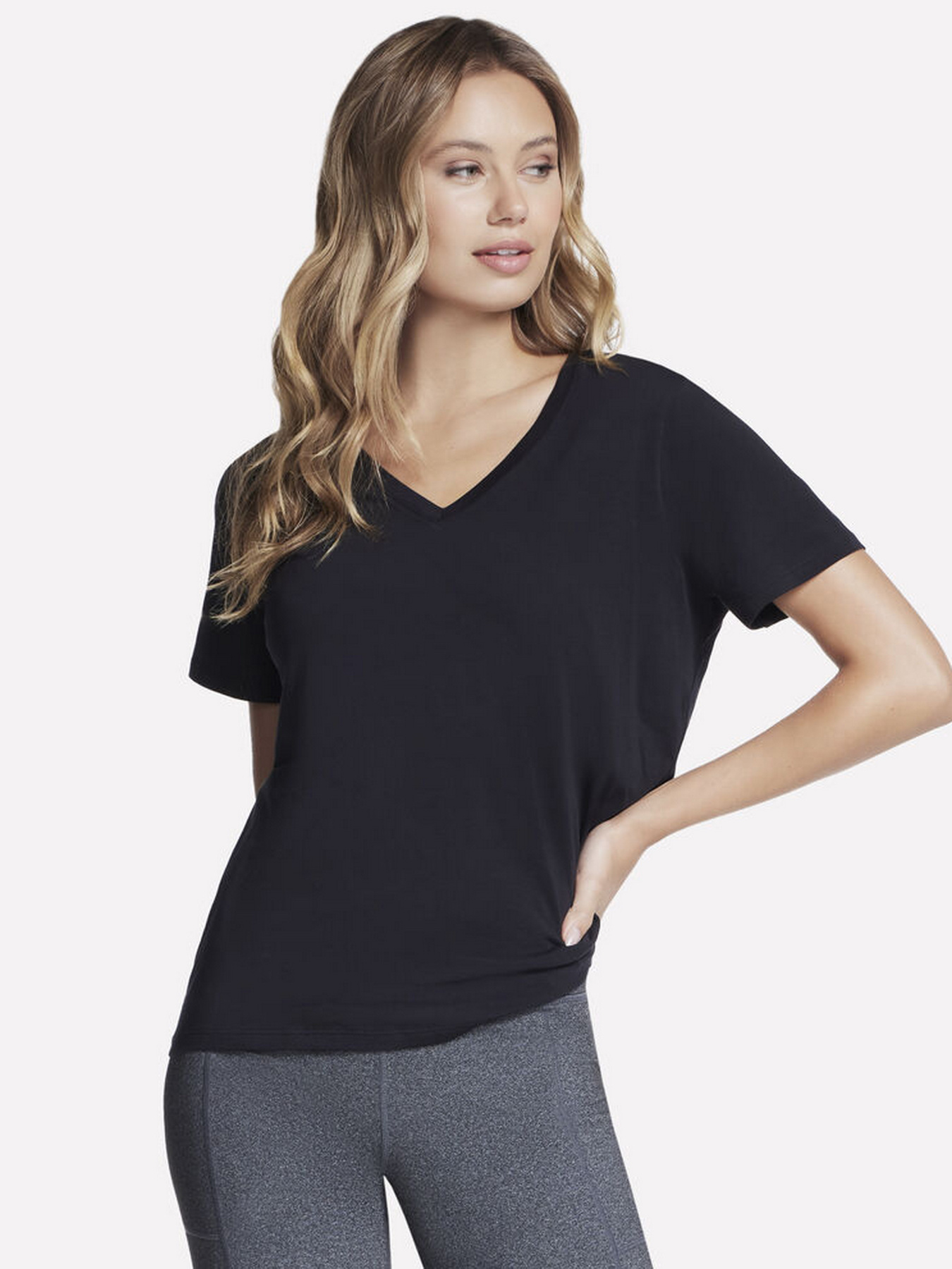 Футболки і поло Skechers PIMA V-NECK TEE модель TP130 BLK Фото