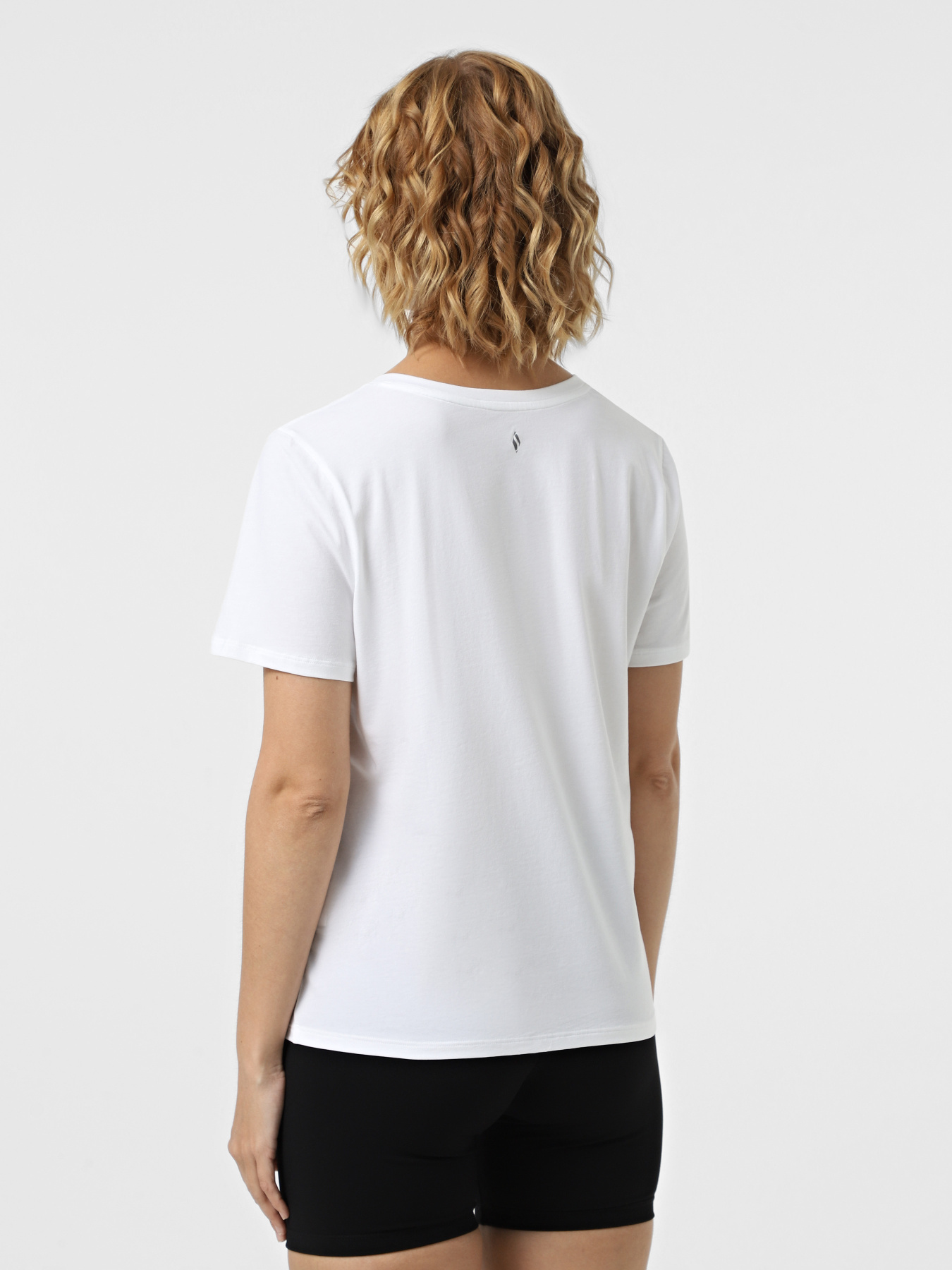 Футболки и поло Skechers PIMA V-NECK TEE модель TP130 WHT Футболки и поло Skechers PIMA V-NECK TEE модель TP130 WHT Фото