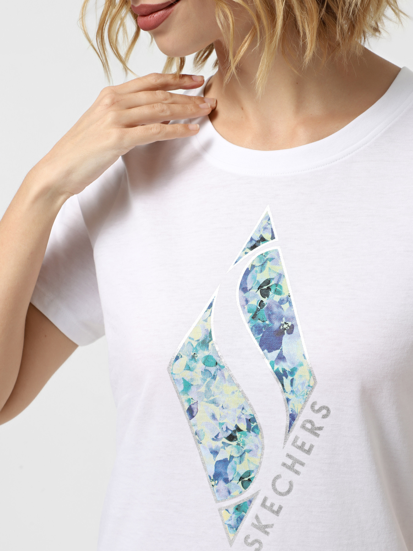 Футболки і поло Skechers FLORAL DIAMOND CLASSIC CREW TE модель TS181 WHT Футболки і поло Skechers FLORAL DIAMOND CLASSIC CREW TE модель TS181 WHT Фото