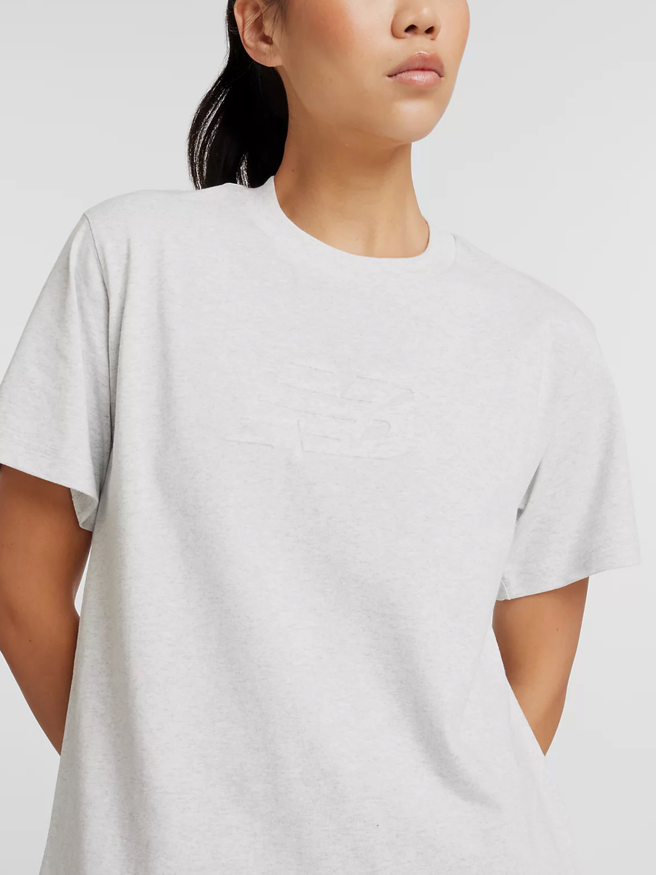 Футболки и поло New Balance EMBOSSED LOGO JERSEY модель WT43531AHH Футболки и поло New Balance EMBOSSED LOGO JERSEY модель WT43531AHH Фото