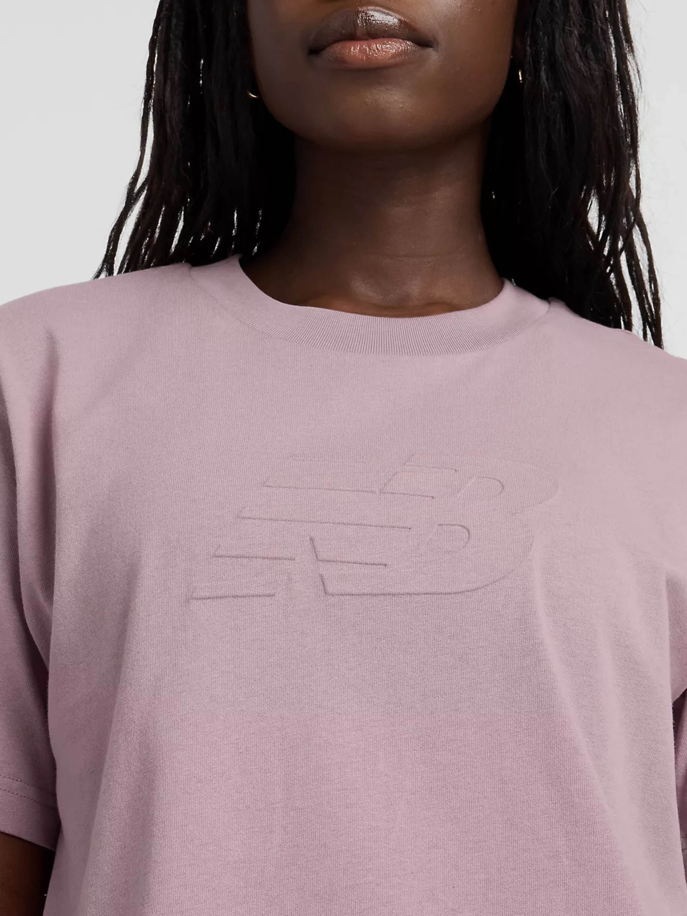 Футболки и поло New Balance EMBOSSED LOGO JERSEY модель WT43531ICW Футболки и поло New Balance EMBOSSED LOGO JERSEY модель WT43531ICW Фото