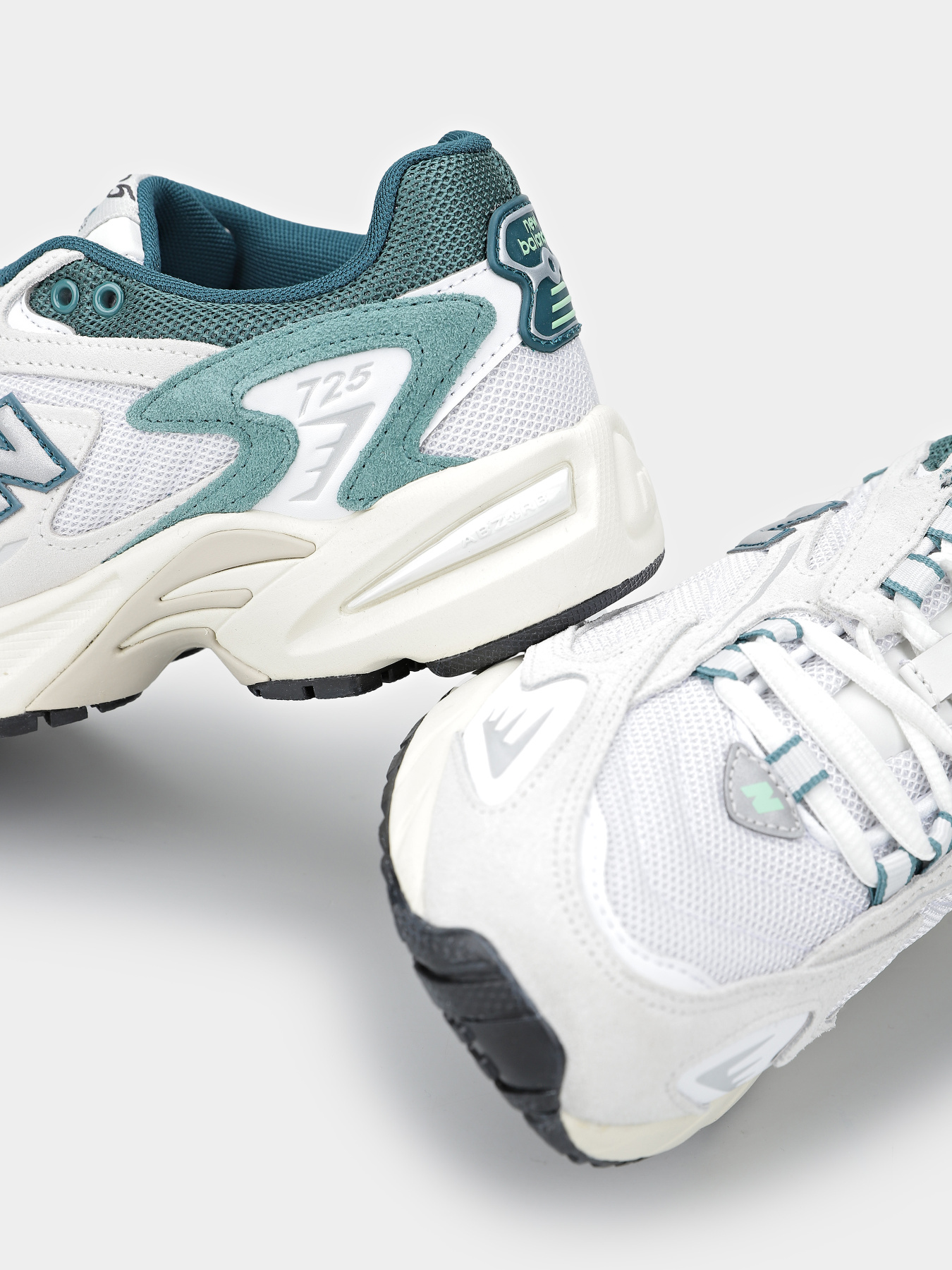 Кросівки New Balance 725 модель ML725CM Фото
