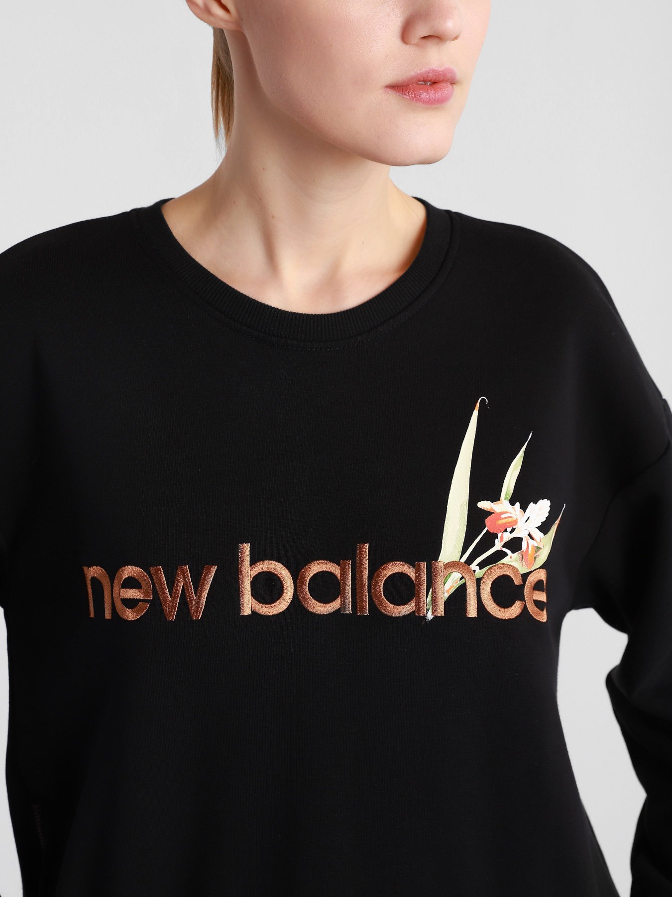 Худі та світшоти New Balance Essentials Botanical Crew модель WT11510BK Худі та світшоти New Balance Essentials Botanical Crew модель WT11510BK Фото