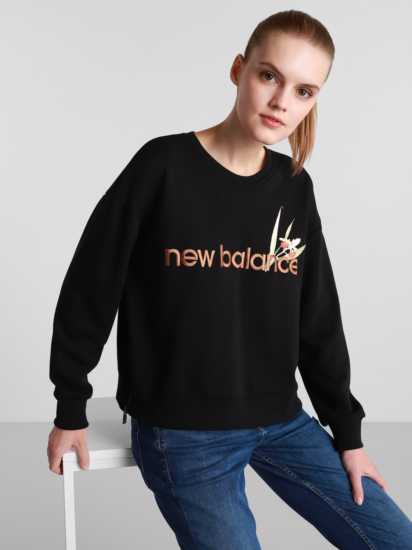 Худі та світшоти New Balance Essentials Botanical Crew модель WT11510BK Худі та світшоти New Balance Essentials Botanical Crew модель WT11510BK Фото