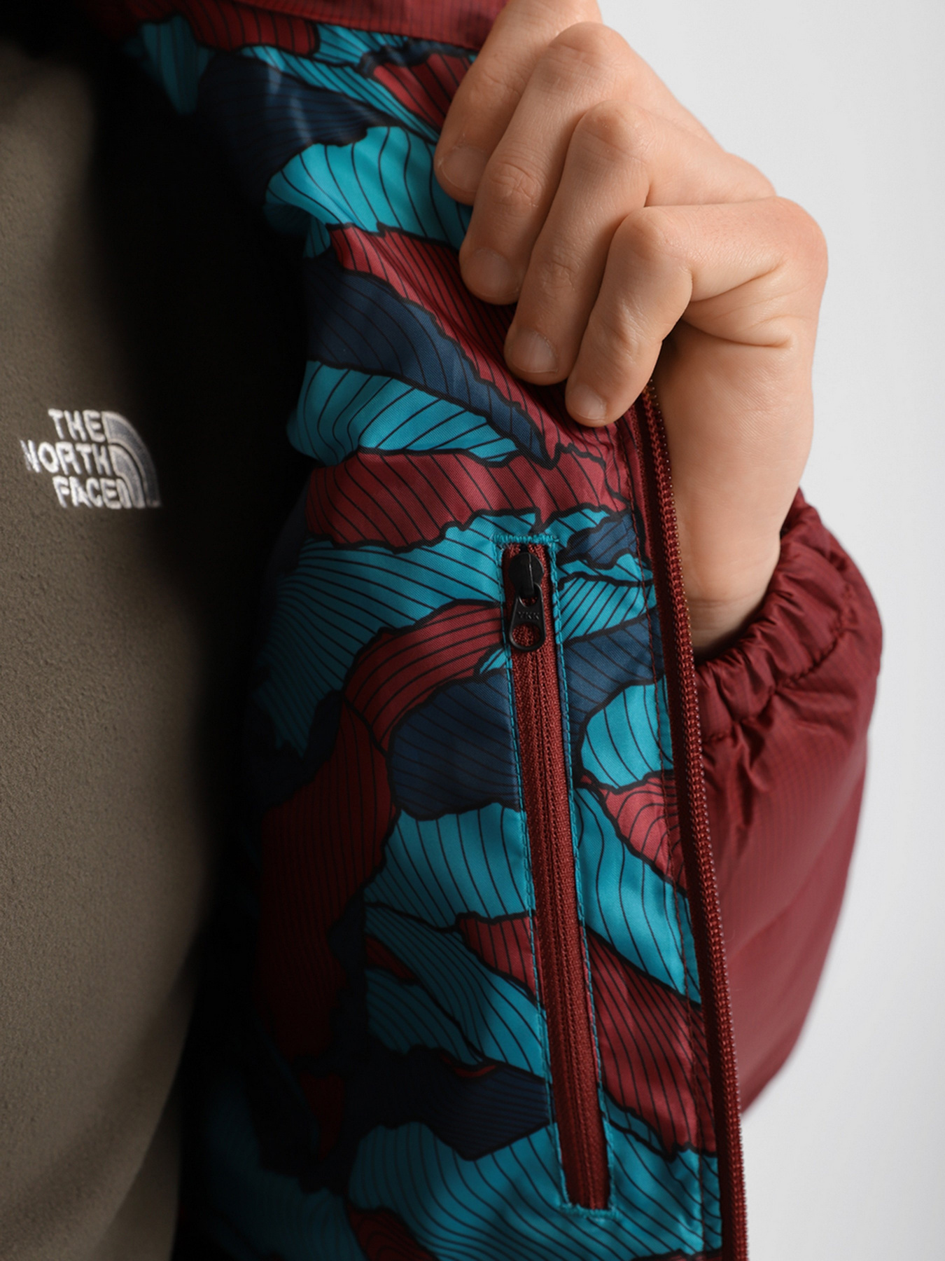Куртки та дублянки The North Face Diablo Down модель NF0A4M9J11R1 Фото