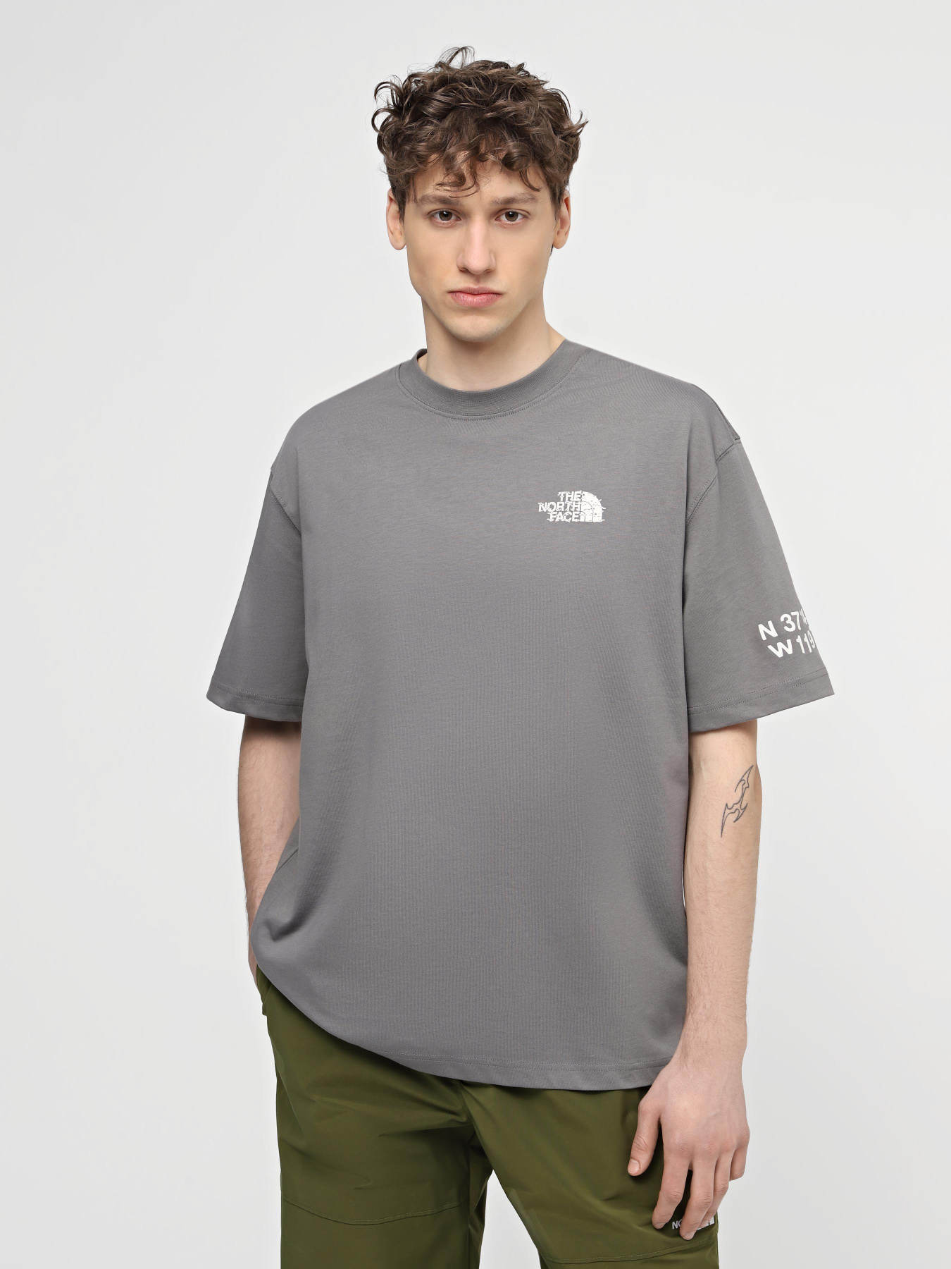 Футболки і поло The North Face U Nse Graphic S/S Tee модель NF0A87F60UZ1 Фото