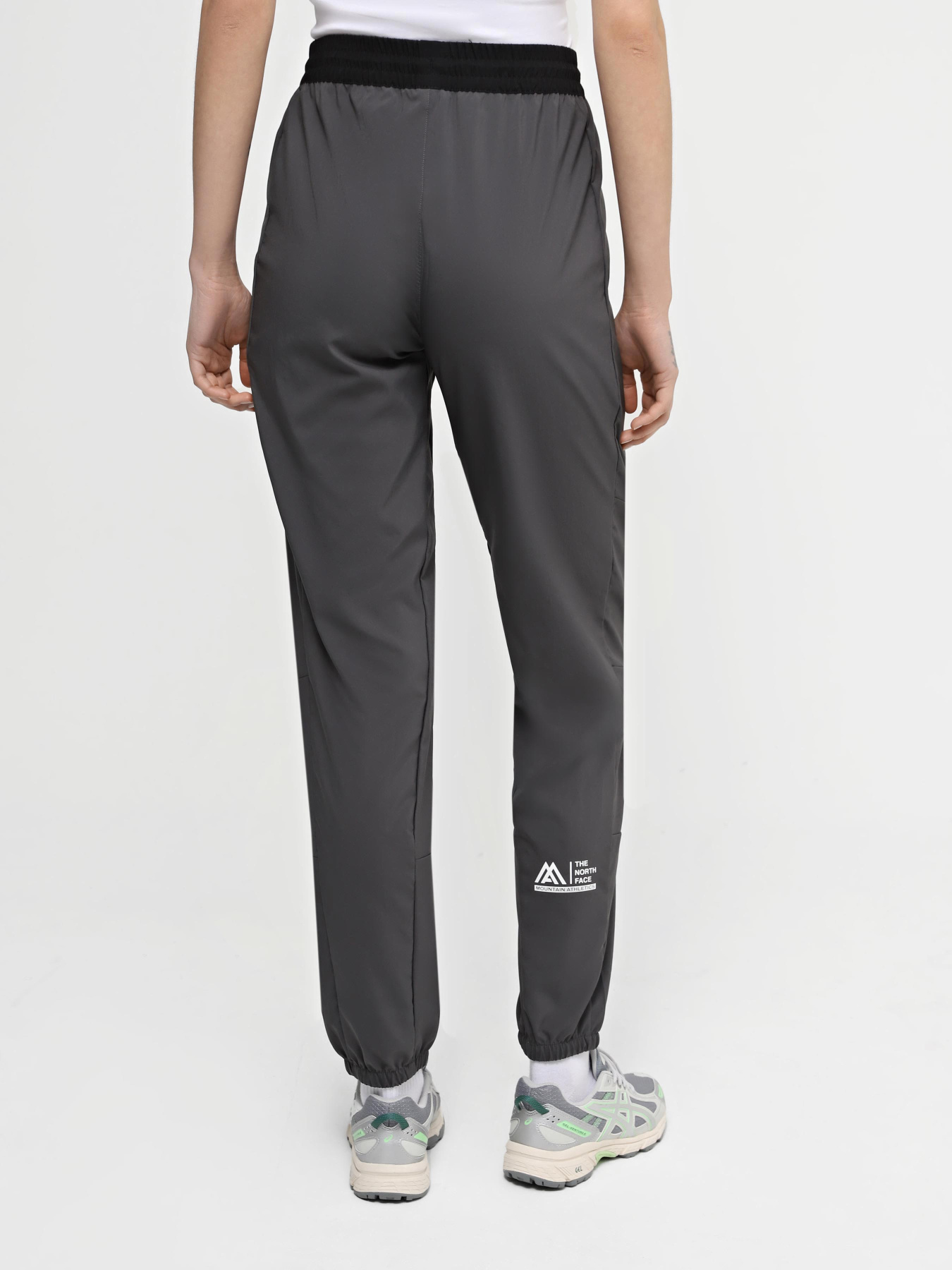 Штани The North Face W Ma Wind Track Pant модель NF0A87G5WUO1 Фото