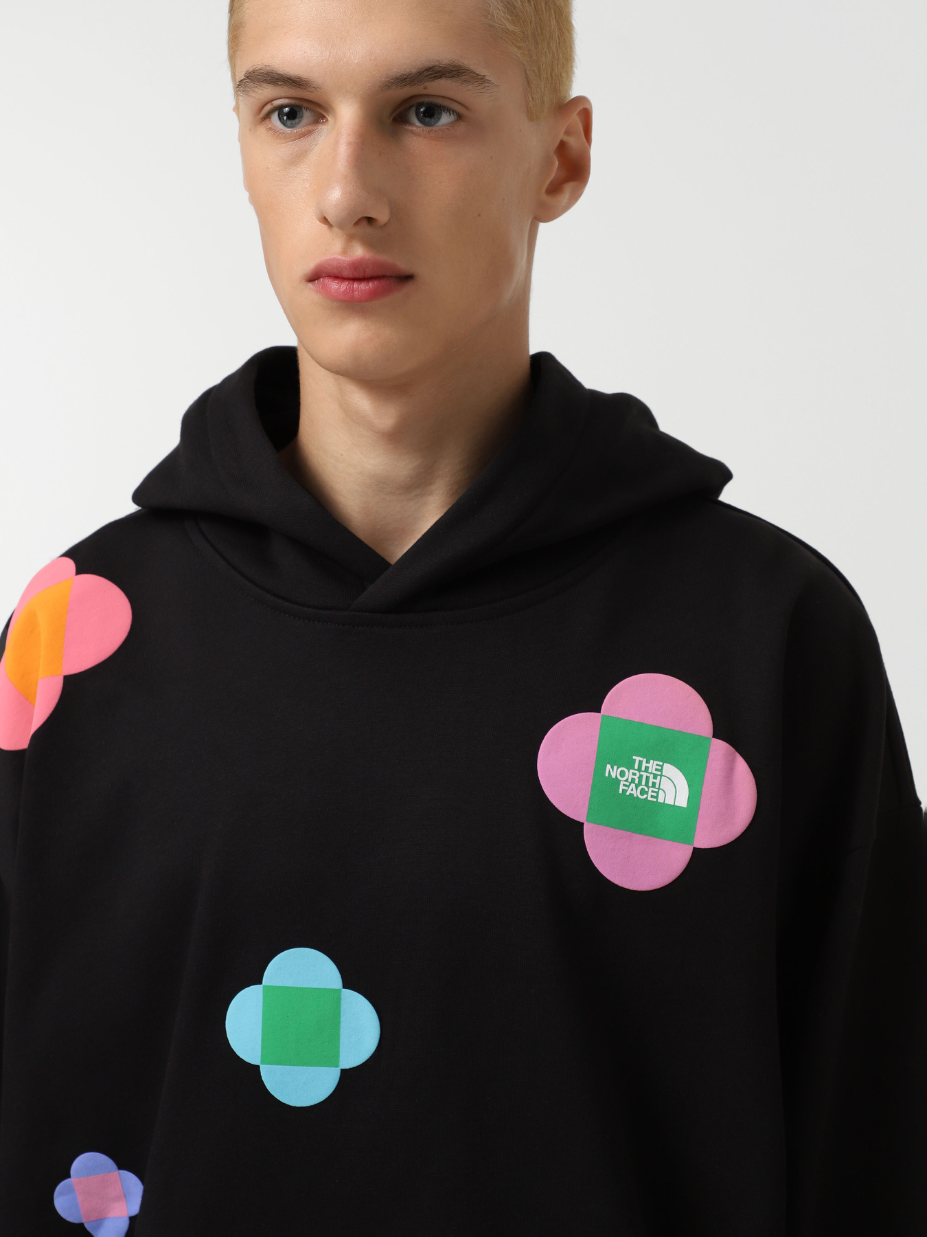 Худі та світшоти The North Face x Yinka Ilori Let's Blossom Together Graphic модель NF0A89C4JK31 Фото