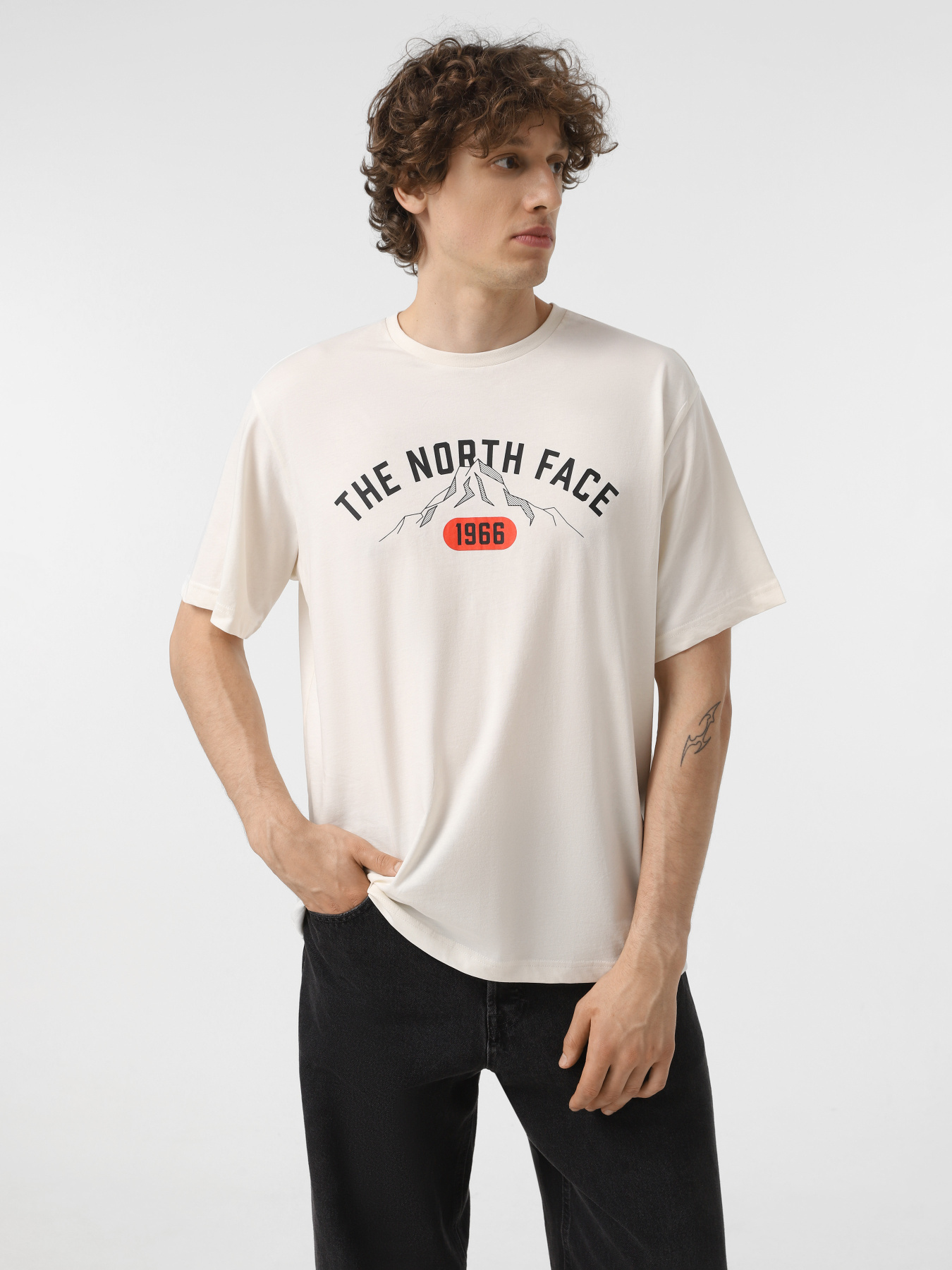 Футболки і поло The North Face Varsity Graphic модель NF0A89DGQLI1 Футболки і поло The North Face Varsity Graphic модель NF0A89DGQLI1 Фото