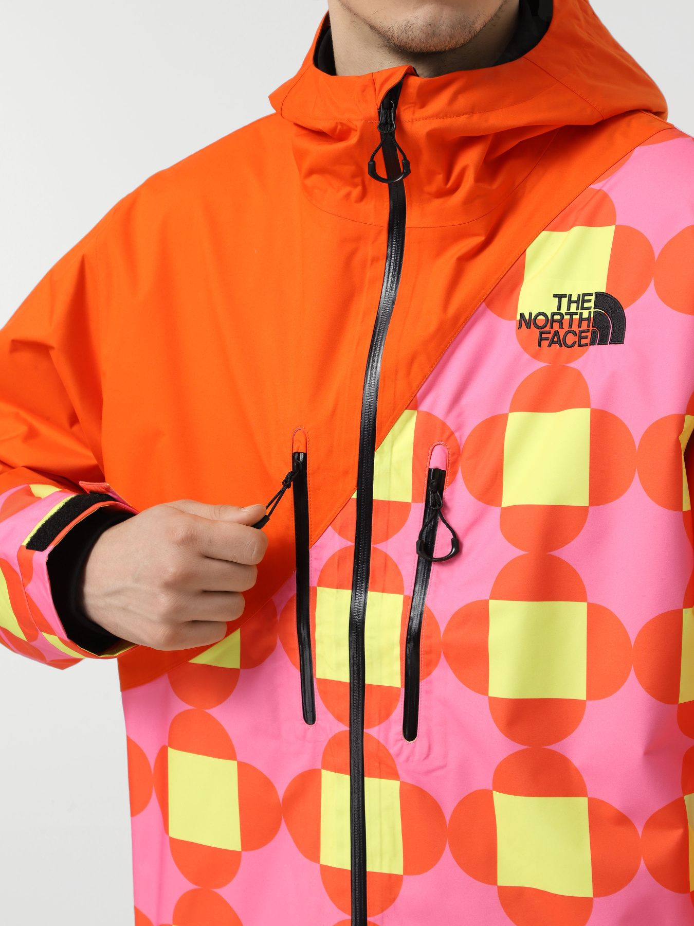 Куртки и дубленки The North Face x Yinka Ilori 2L Rainshell модель NF0A89U97EI1 Фото
