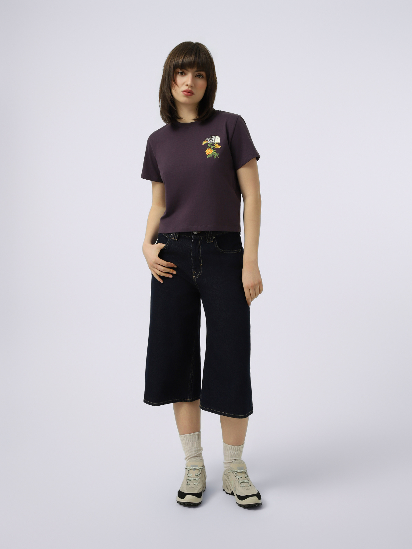 Футболки і поло The North Face W FLORA EMBRO REGULAR SHORT SL модель NF0A8G9QG5O1 Футболки і поло The North Face W FLORA EMBRO REGULAR SHORT SL модель NF0A8G9QG5O1 Фото