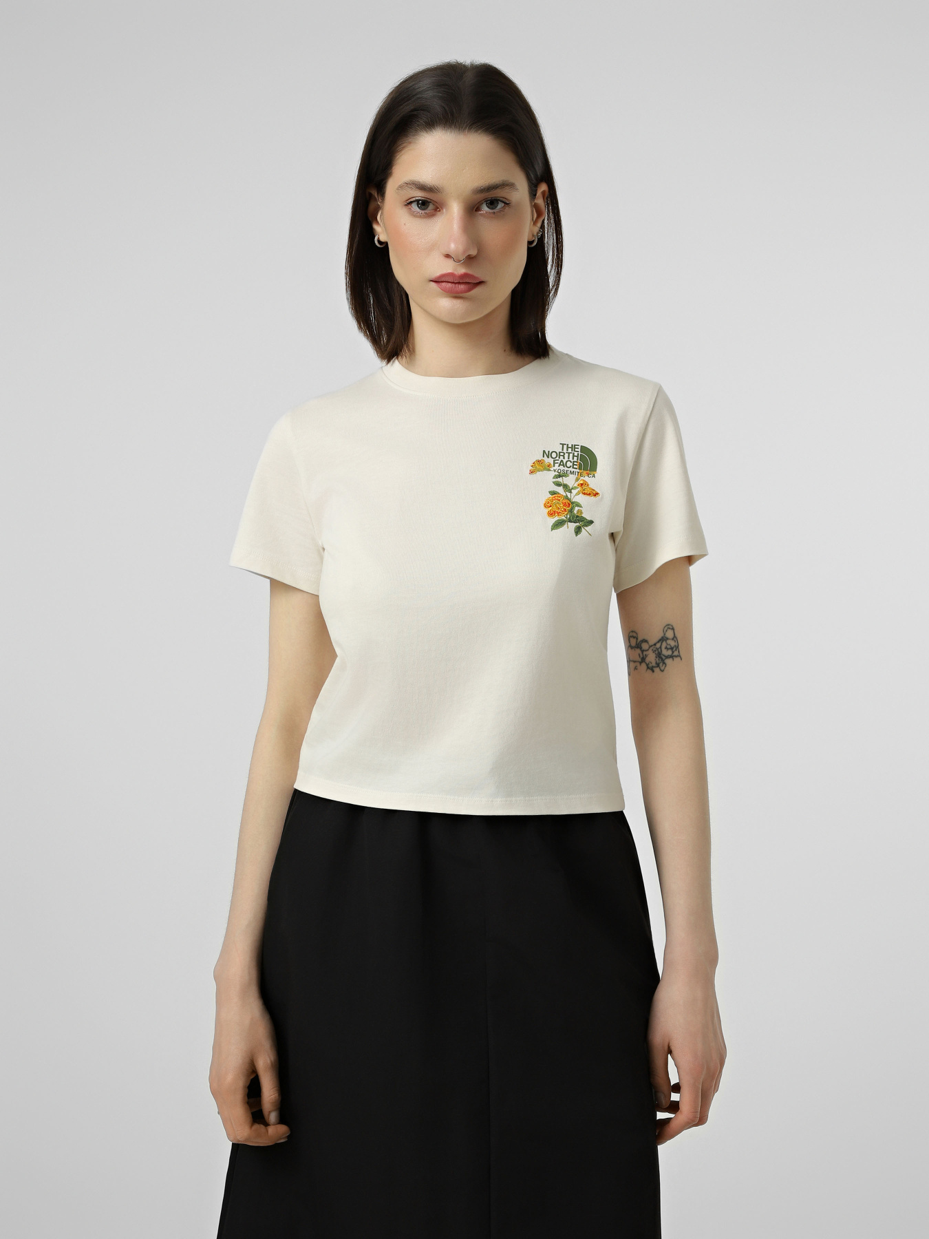Футболки і поло The North Face W FLORA EMBRO REGULAR SHORT SL модель NF0A8G9QQLI1 Футболки і поло The North Face W FLORA EMBRO REGULAR SHORT SL модель NF0A8G9QQLI1 Фото