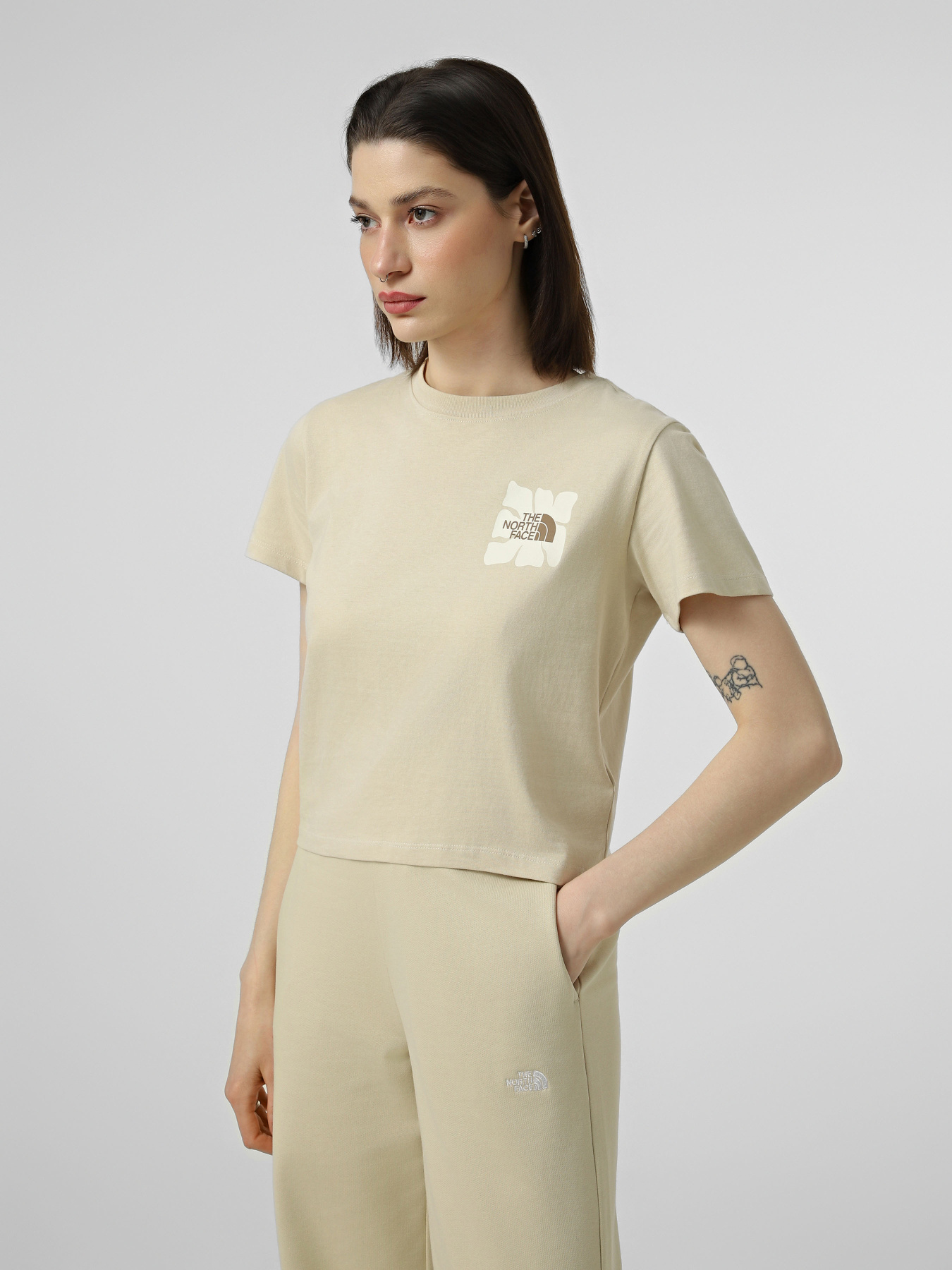 Футболки і поло The North Face W SUN REGULAR SHORT SLEEVE CUT модель NF0A8GQSDOM1 Футболки і поло The North Face W SUN REGULAR SHORT SLEEVE CUT модель NF0A8GQSDOM1 Фото