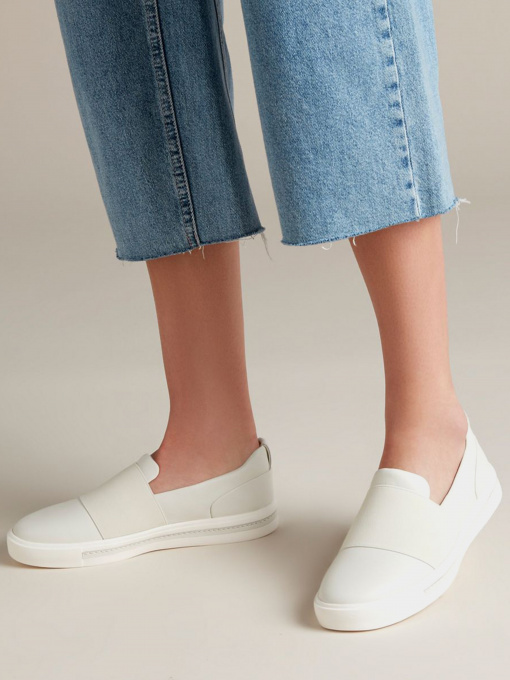 Сліпони та мокасини Clarks Un Maui Step модель 26140170 Фото