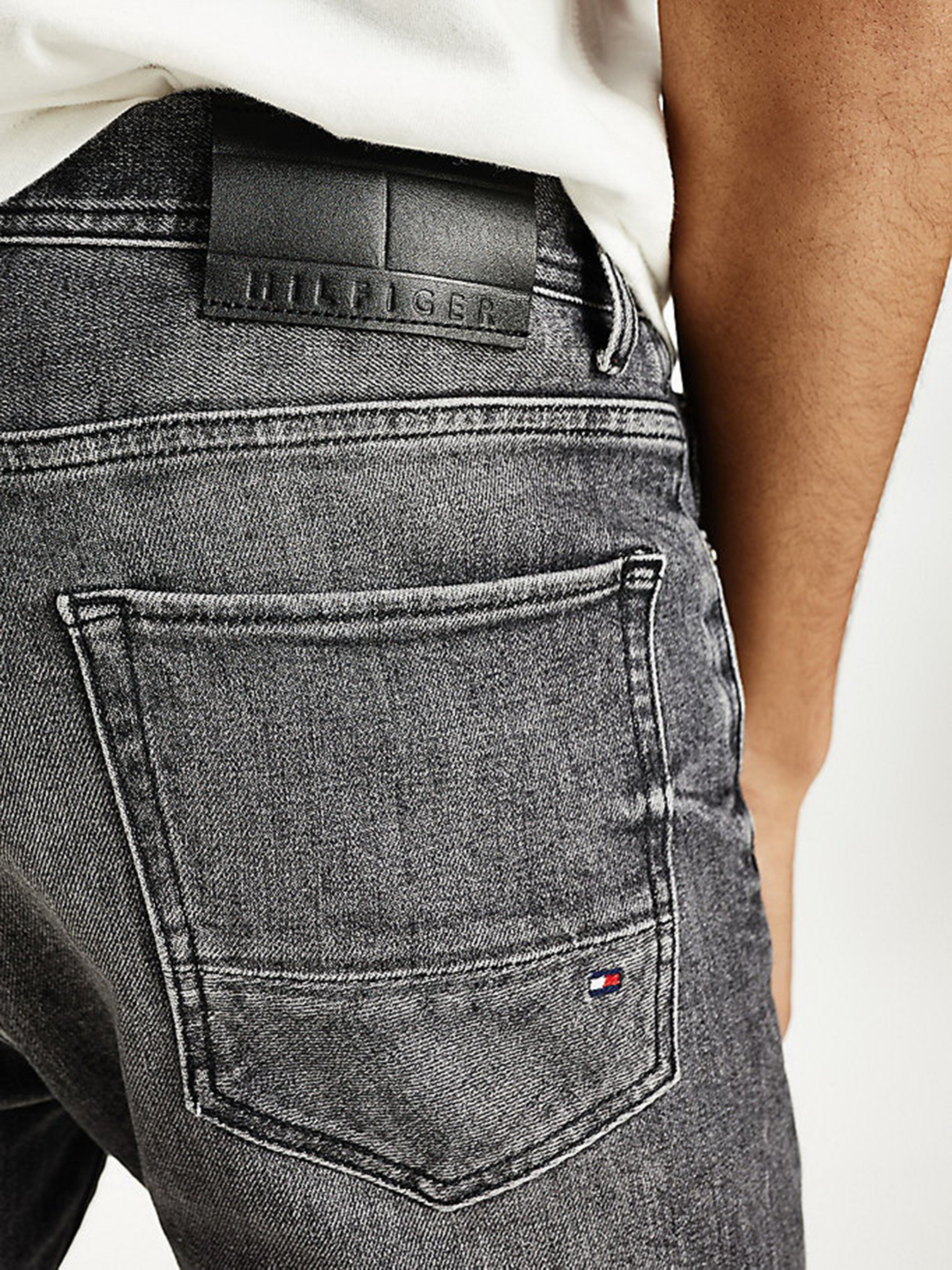 Джинсы Tommy Hilfiger BLEECKER Slim модель MW0MW18032-1B2 Фото