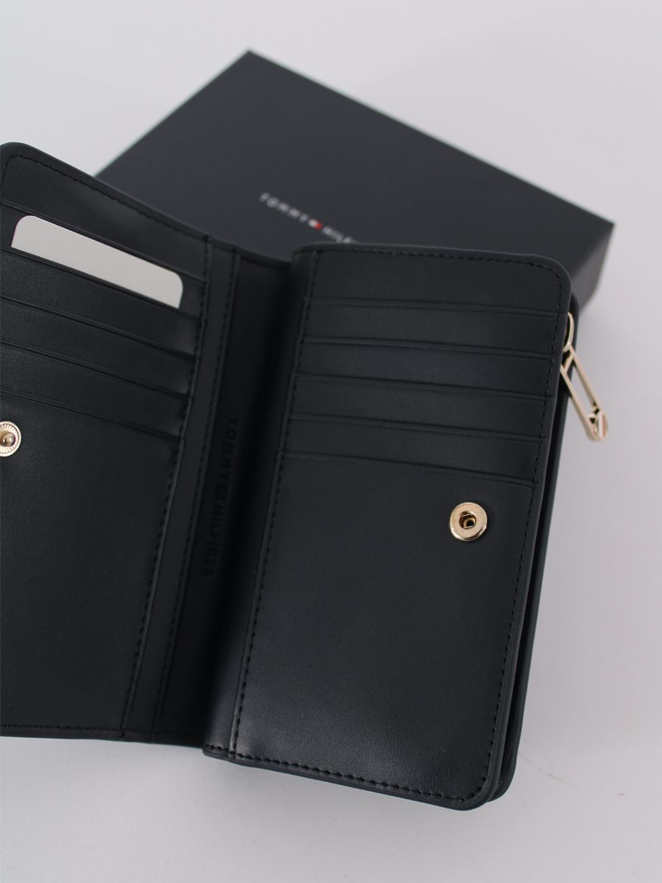Гаманці Tommy Hilfiger модель AW0AW14633-DW6 Гаманці Tommy Hilfiger модель AW0AW14633-DW6 Фото