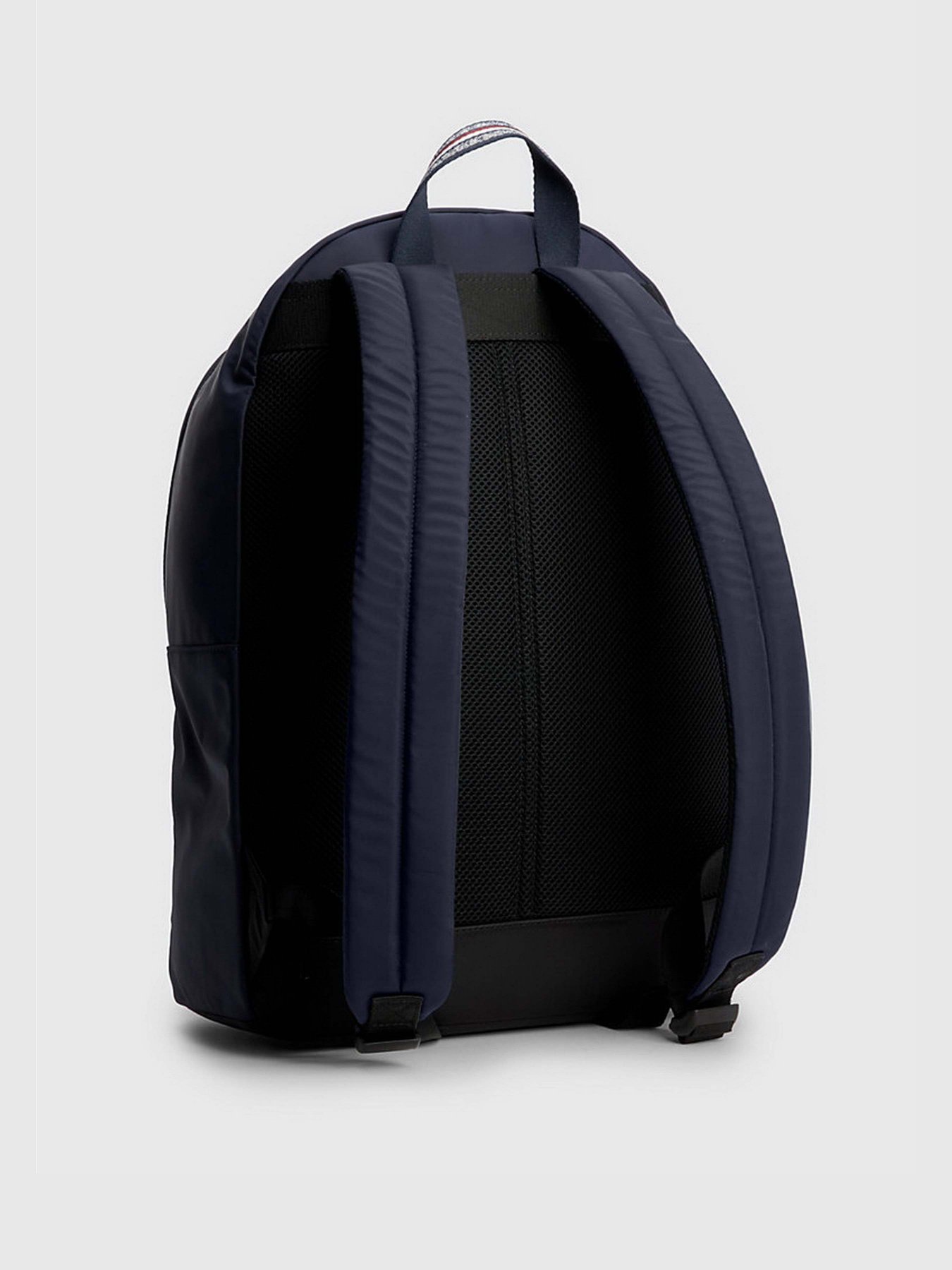 Рюкзаки Tommy Hilfiger Recycled Dome модель AM0AM11320-DW6 Рюкзаки Tommy Hilfiger Recycled Dome модель AM0AM11320-DW6 Фото