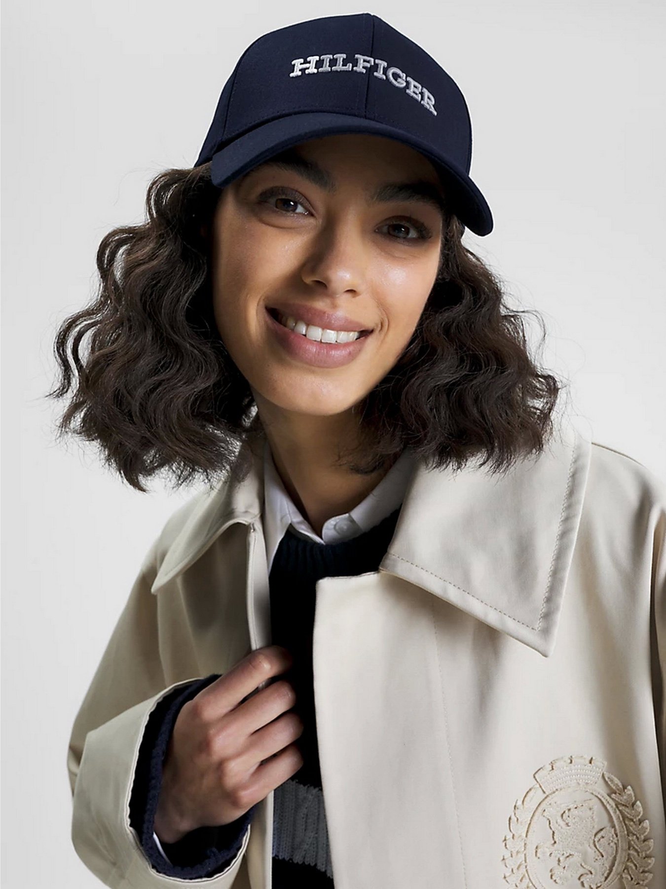 Шапки и кепки Tommy Hilfiger LOGO EMBROIDERY BASEBALL модель AW0AW15532-DW6 Шапки и кепки Tommy Hilfiger LOGO EMBROIDERY BASEBALL модель AW0AW15532-DW6 Фото