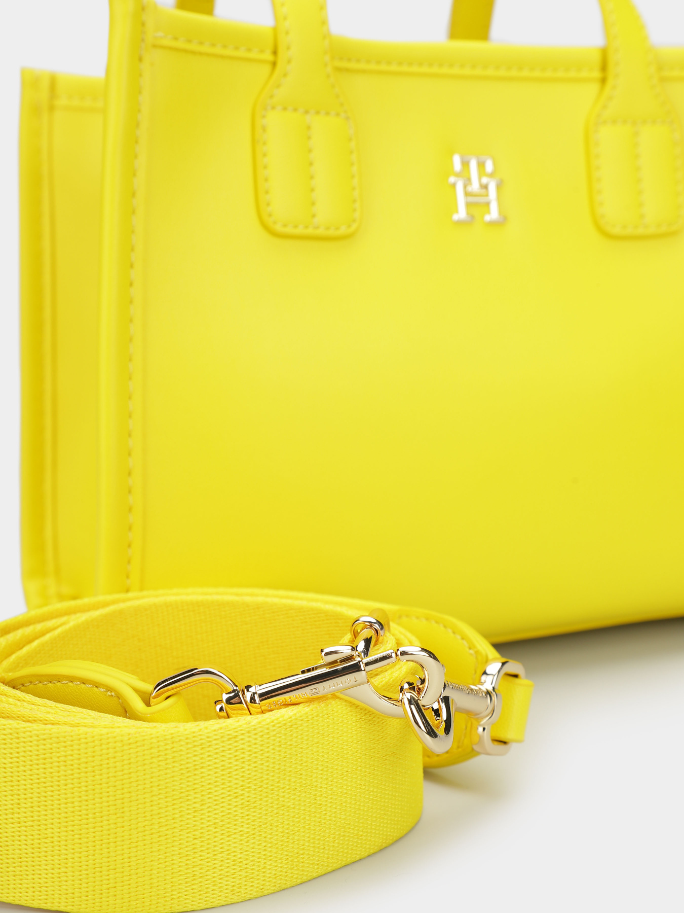 Сумки Tommy Hilfiger модель AW0AW15691-ZH3 Сумки Tommy Hilfiger модель AW0AW15691-ZH3 Фото